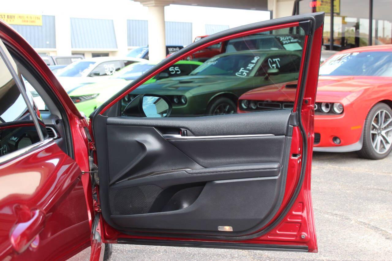 2021 Maroon Toyota Camry XLE (4T1F11AK3MU) with an 2.5L I4 203hp 184ft. lbs. 2.5L I4 engine, Automatic 8-Speed transmission, located at 4301 NW 39th , Oklahoma City, OK, 73112, (405) 949-5600, 35.512135, -97.598671 - Hablamos espanol. SPEND SMART --- BUY FROM SUPER SPORTS. ALL PRICES, DOWN PAYMENTS, PAYMENTS, AND FINANCE TERMS ARE NEGOTIABLE AT THE TIME OF APPROVAL. WE WILL WORK WITH YOU TO FIT YOUR BUDGET. WE WILL EVEN LOWER AND ADJUST THE NUMBERS TO HELP MAKE THE VE HICLE MORE AFFORDABLE FOR YOU.- Photo#11