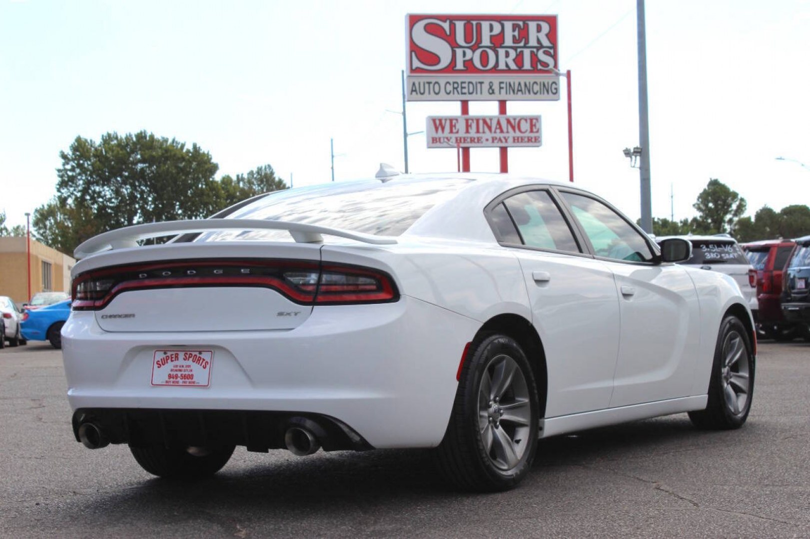 2016 White Dodge Charger SXT (2C3CDXHG4GH) with an Pentastar 3.6L V6 292hp 260ft. lbs. 3.6L V6 engine, Automatic 8-Speed transmission, located at 4301 NW 39th , Oklahoma City, OK, 73112, (405) 949-5600, 35.512135, -97.598671 - Hablamos espanol. SPEND SMART --- BUY FROM SUPER SPORTS. ALL PRICES, DOWN PAYMENTS, PAYMENTS, AND FINANCE TERMS ARE NEGOTIABLE AT THE TIME OF APPROVAL. WE WILL WORK WITH YOU TO FIT YOUR BUDGET. WE WILL EVEN LOWER AND ADJUST THE NUMBERS TO HELP MAKE THE VE HICLE MORE AFFORDABLE FOR YOU.- Photo#3