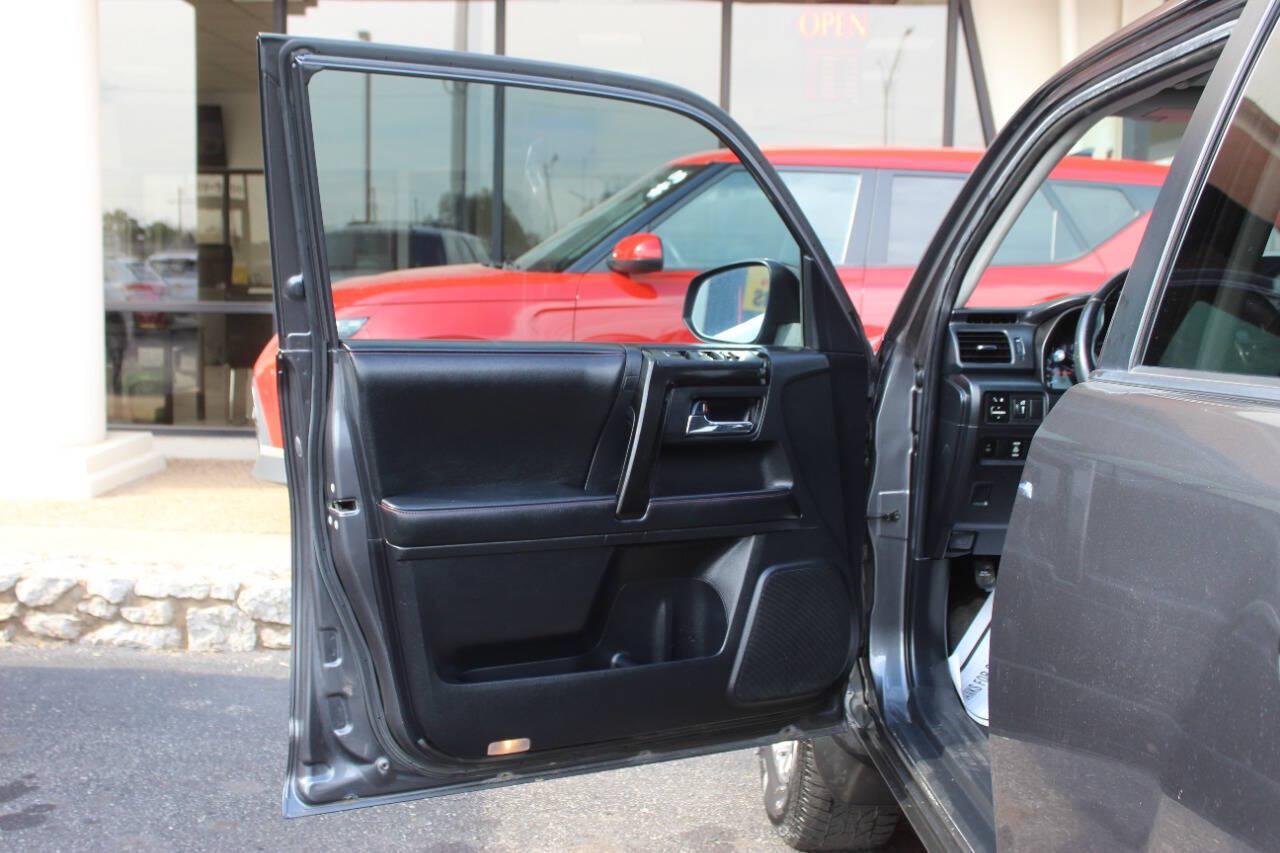 2014 Gray Toyota 4Runner SR5 4WD (JTEBU5JR4E5) with an 4.0L V6 270hp 278ft. lbs. 4.0L V6 engine, Automatic 5-Speed transmission, located at 4301 NW 39th , Oklahoma City, OK, 73112, (405) 949-5600, 35.512135, -97.598671 - Hablamos espanol. SPEND SMART --- BUY FROM SUPER SPORTS. ALL PRICES, DOWN PAYMENTS, PAYMENTS, AND FINANCE TERMS ARE NEGOTIABLE AT THE TIME OF APPROVAL. WE WILL WORK WITH YOU TO FIT YOUR BUDGET. WE WILL EVEN LOWER AND ADJUST THE NUMBERS TO HELP MAKE THE VE HICLE MORE AFFORDABLE FOR YOU.- Photo#18