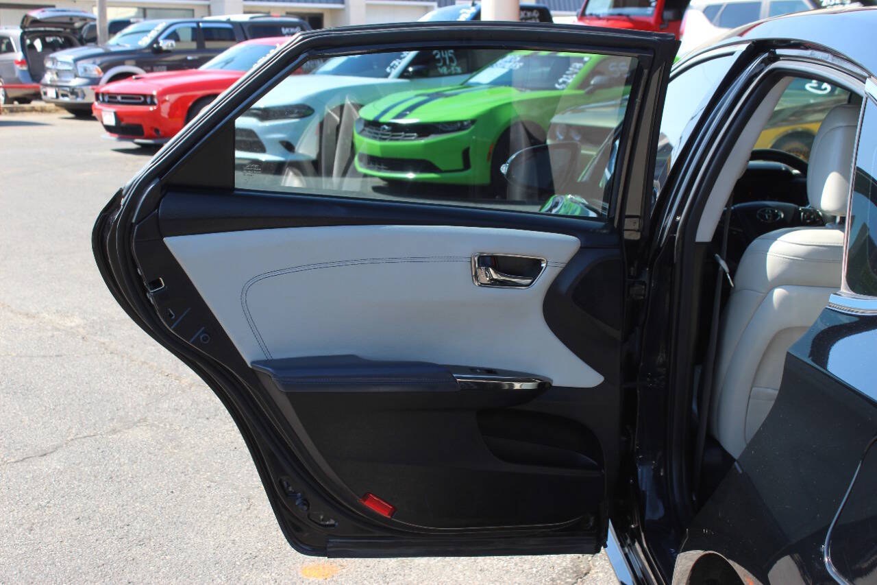 2013 Black Toyota Avalon XLE (4T1BK1EBXDU) with an 3.5L V6 268hp 248ft. lbs. 3.5L V6 engine, Automatic 6-Speed transmission, located at 4301 NW 39th , Oklahoma City, OK, 73112, (405) 949-5600, 35.512135, -97.598671 - Hablamos espanol. SPEND SMART --- BUY FROM SUPER SPORTS. ALL PRICES, DOWN PAYMENTS, PAYMENTS, AND FINANCE TERMS ARE NEGOTIABLE AT THE TIME OF APPROVAL. WE WILL WORK WITH YOU TO FIT YOUR BUDGET. WE WILL EVEN LOWER AND ADJUST THE NUMBERS TO HELP MAKE THE VE HICLE MORE AFFORDABLE FOR YOU.- Photo#13