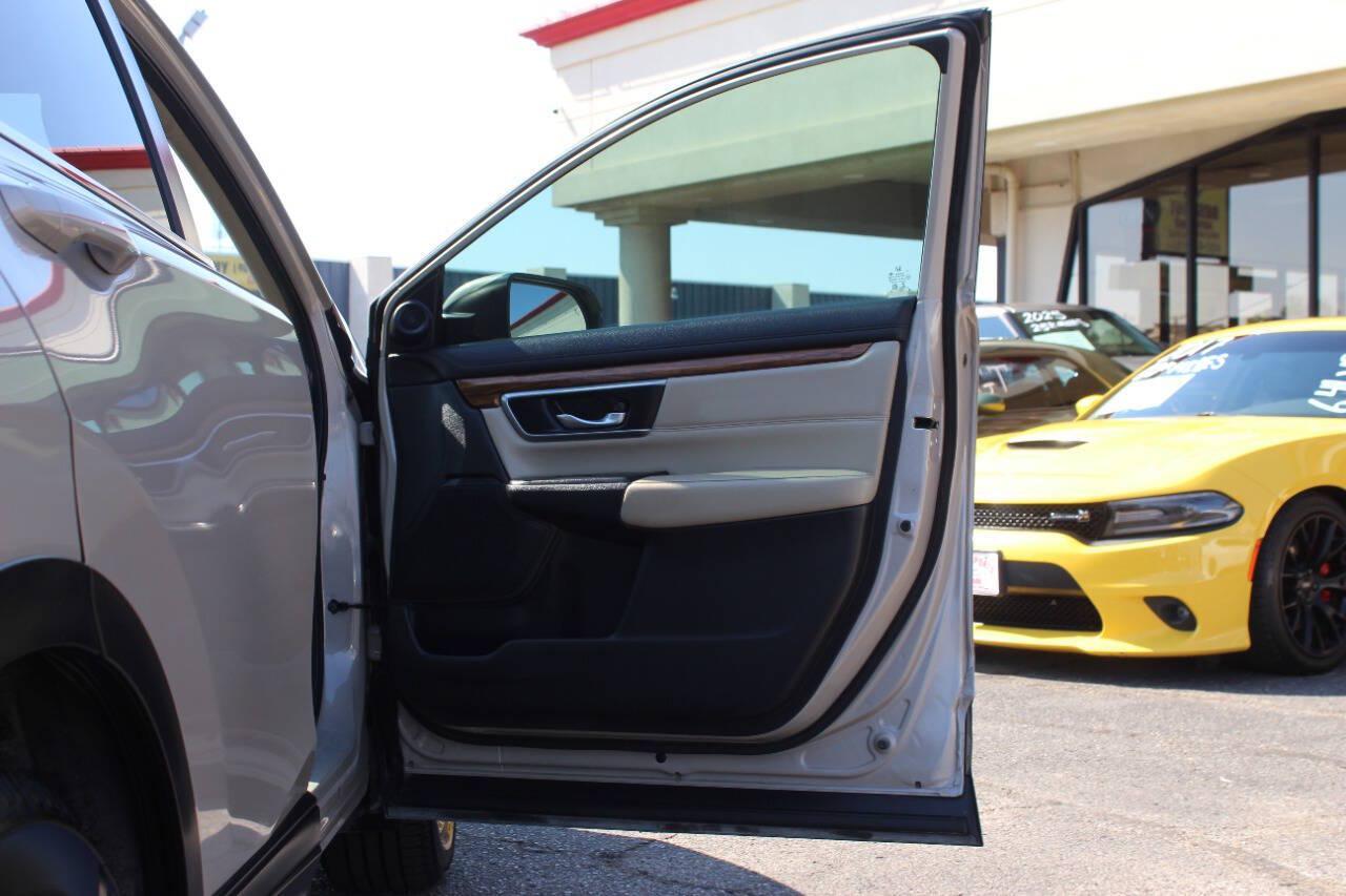 2018 Tan Honda CR-V EX-L 2WD w/ Navigation (2HKRW1H84JH) with an 1.5L Turbo I4 190hp 179ft. lbs. 1.5L I4 engine, CVT transmission, located at 4301 NW 39th , Oklahoma City, OK, 73112, (405) 949-5600, 35.512135, -97.598671 - Hablamos espanol. SPEND SMART --- BUY FROM SUPER SPORTS. ALL PRICES, DOWN PAYMENTS, PAYMENTS, AND FINANCE TERMS ARE NEGOTIABLE AT THE TIME OF APPROVAL. WE WILL WORK WITH YOU TO FIT YOUR BUDGET. WE WILL EVEN LOWER AND ADJUST THE NUMBERS TO HELP MAKE THE VE HICLE MORE AFFORDABLE FOR YOU.- Photo#9