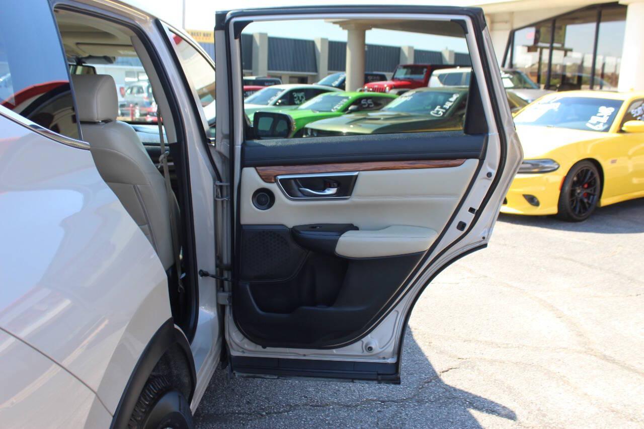 2018 Tan Honda CR-V EX-L 2WD w/ Navigation (2HKRW1H84JH) with an 1.5L Turbo I4 190hp 179ft. lbs. 1.5L I4 engine, CVT transmission, located at 4301 NW 39th , Oklahoma City, OK, 73112, (405) 949-5600, 35.512135, -97.598671 - Hablamos espanol. SPEND SMART --- BUY FROM SUPER SPORTS. ALL PRICES, DOWN PAYMENTS, PAYMENTS, AND FINANCE TERMS ARE NEGOTIABLE AT THE TIME OF APPROVAL. WE WILL WORK WITH YOU TO FIT YOUR BUDGET. WE WILL EVEN LOWER AND ADJUST THE NUMBERS TO HELP MAKE THE VE HICLE MORE AFFORDABLE FOR YOU.- Photo#11