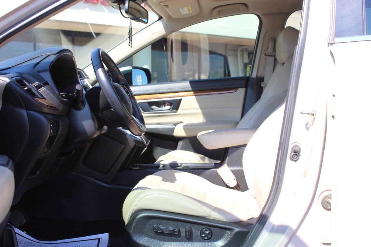 2018 Tan Honda CR-V EX-L 2WD w/ Navigation (2HKRW1H84JH) with an 1.5L Turbo I4 190hp 179ft. lbs. 1.5L I4 engine, CVT transmission, located at 4301 NW 39th , Oklahoma City, OK, 73112, (405) 949-5600, 35.512135, -97.598671 - Hablamos espanol. SPEND SMART --- BUY FROM SUPER SPORTS. ALL PRICES, DOWN PAYMENTS, PAYMENTS, AND FINANCE TERMS ARE NEGOTIABLE AT THE TIME OF APPROVAL. WE WILL WORK WITH YOU TO FIT YOUR BUDGET. WE WILL EVEN LOWER AND ADJUST THE NUMBERS TO HELP MAKE THE VE HICLE MORE AFFORDABLE FOR YOU.- Photo#12