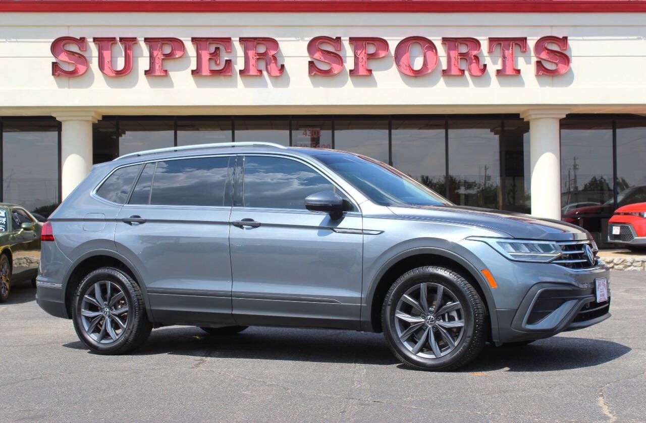 2022 Gray Volkswagen Tiguan SE (3VV3B7AX8NM) with an 2.0L Turbo I4 184hp 221ft. lbs. 2.0L I4 engine, Automatic 8-Speed transmission, located at 4301 NW 39th , Oklahoma City, OK, 73112, (405) 949-5600, 35.512135, -97.598671 - Hablamos espanol. SPEND SMART --- BUY FROM SUPER SPORTS. ALL PRICES, DOWN PAYMENTS, PAYMENTS, AND FINANCE TERMS ARE NEGOTIABLE AT THE TIME OF APPROVAL. WE WILL WORK WITH YOU TO FIT YOUR BUDGET. WE WILL EVEN LOWER AND ADJUST THE NUMBERS TO HELP MAKE THE VEHICLE MORE AFFORDABLE FOR YOU.- Photo#0