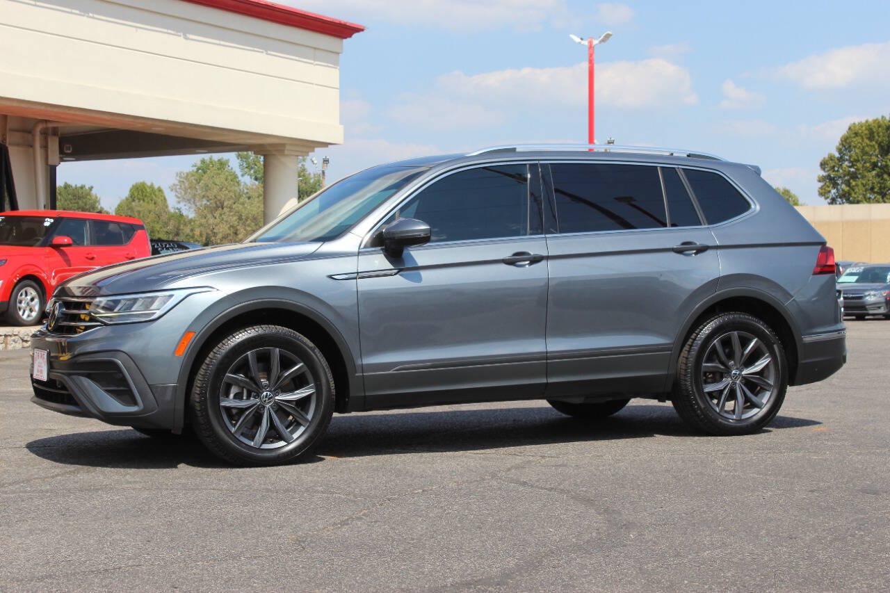 2022 Gray Volkswagen Tiguan SE (3VV3B7AX8NM) with an 2.0L Turbo I4 184hp 221ft. lbs. 2.0L I4 engine, Automatic 8-Speed transmission, located at 4301 NW 39th , Oklahoma City, OK, 73112, (405) 949-5600, 35.512135, -97.598671 - Hablamos espanol. SPEND SMART --- BUY FROM SUPER SPORTS. ALL PRICES, DOWN PAYMENTS, PAYMENTS, AND FINANCE TERMS ARE NEGOTIABLE AT THE TIME OF APPROVAL. WE WILL WORK WITH YOU TO FIT YOUR BUDGET. WE WILL EVEN LOWER AND ADJUST THE NUMBERS TO HELP MAKE THE VEHICLE MORE AFFORDABLE FOR YOU.- Photo#6