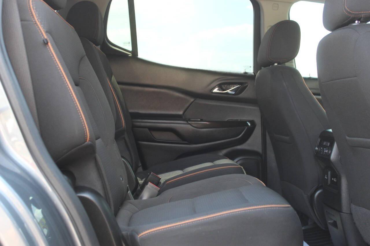 2022 Silver GMC Acadia SLE (1GKKNLLS6NZ) with an 3.6L V6 310hp 271ft. lbs. 3.6L V6 engine, Automatic 9-Speed transmission, located at 4301 NW 39th , Oklahoma City, OK, 73112, (405) 949-5600, 35.512135, -97.598671 - Hablamos espanol. SPEND SMART --- BUY FROM SUPER SPORTS. ALL PRICES, DOWN PAYMENTS, PAYMENTS, AND FINANCE TERMS ARE NEGOTIABLE AT THE TIME OF APPROVAL. WE WILL WORK WITH YOU TO FIT YOUR BUDGET. WE WILL EVEN LOWER AND ADJUST THE NUMBERS TO HELP MAKE THE VE HICLE MORE AFFORDABLE FOR YOU.- Photo#10