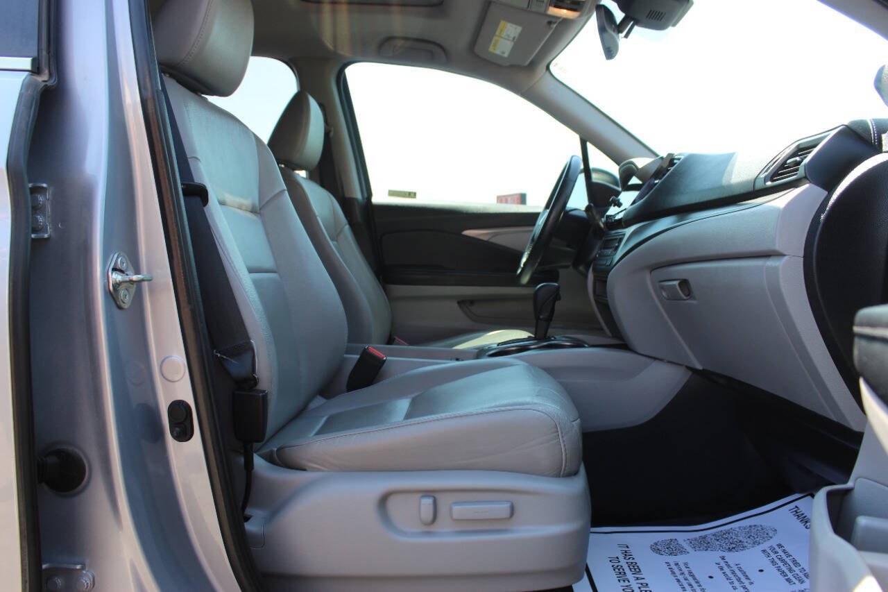 2019 Silver Honda Pilot EXL 2WD (5FNYF5H59KB) with an 3.5L V6 280hp 262ft. lbs. 3.5L V6 engine, Automatic 6-Speed transmission, located at 4301 NW 39th , Oklahoma City, OK, 73112, (405) 949-5600, 35.512135, -97.598671 - Hablamos espanol. SPEND SMART --- BUY FROM SUPER SPORTS. ALL PRICES, DOWN PAYMENTS, PAYMENTS, AND FINANCE TERMS ARE NEGOTIABLE AT THE TIME OF APPROVAL. WE WILL WORK WITH YOU TO FIT YOUR BUDGET. WE WILL EVEN LOWER AND ADJUST THE NUMBERS TO HELP MAKE THE VEHICLE MORE AFFORDABLE FOR YOU.- Photo#8