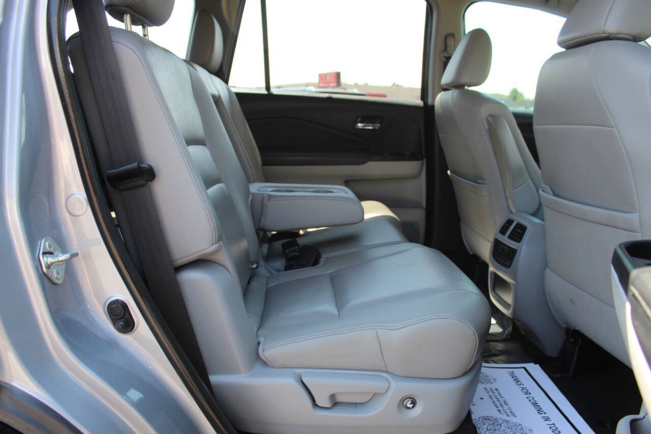 2019 Silver Honda Pilot EXL 2WD (5FNYF5H59KB) with an 3.5L V6 280hp 262ft. lbs. 3.5L V6 engine, Automatic 6-Speed transmission, located at 4301 NW 39th , Oklahoma City, OK, 73112, (405) 949-5600, 35.512135, -97.598671 - Hablamos espanol. SPEND SMART --- BUY FROM SUPER SPORTS. ALL PRICES, DOWN PAYMENTS, PAYMENTS, AND FINANCE TERMS ARE NEGOTIABLE AT THE TIME OF APPROVAL. WE WILL WORK WITH YOU TO FIT YOUR BUDGET. WE WILL EVEN LOWER AND ADJUST THE NUMBERS TO HELP MAKE THE VEHICLE MORE AFFORDABLE FOR YOU.- Photo#10