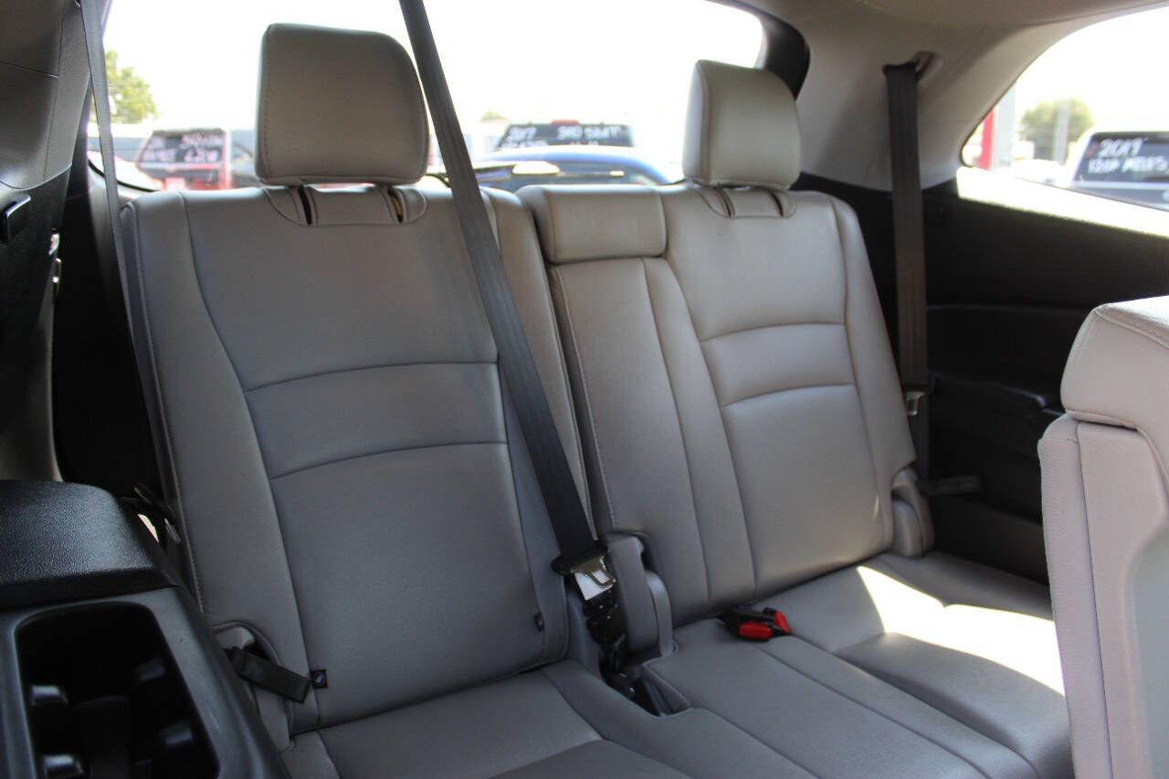2019 Silver Honda Pilot EXL 2WD (5FNYF5H59KB) with an 3.5L V6 280hp 262ft. lbs. 3.5L V6 engine, Automatic 6-Speed transmission, located at 4301 NW 39th , Oklahoma City, OK, 73112, (405) 949-5600, 35.512135, -97.598671 - Hablamos espanol. SPEND SMART --- BUY FROM SUPER SPORTS. ALL PRICES, DOWN PAYMENTS, PAYMENTS, AND FINANCE TERMS ARE NEGOTIABLE AT THE TIME OF APPROVAL. WE WILL WORK WITH YOU TO FIT YOUR BUDGET. WE WILL EVEN LOWER AND ADJUST THE NUMBERS TO HELP MAKE THE VEHICLE MORE AFFORDABLE FOR YOU.- Photo#11