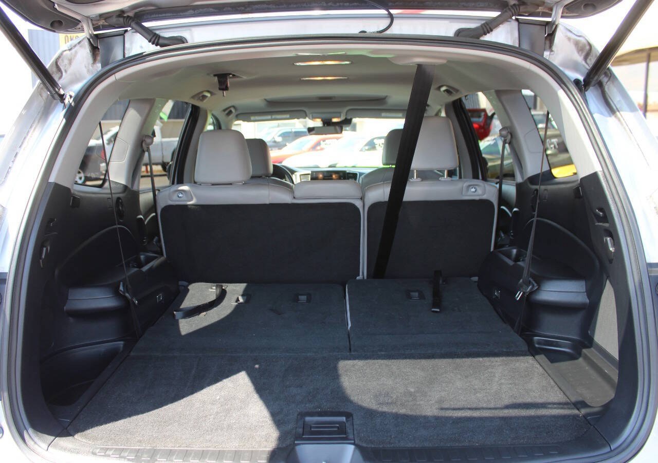 2019 Silver Honda Pilot EXL 2WD (5FNYF5H59KB) with an 3.5L V6 280hp 262ft. lbs. 3.5L V6 engine, Automatic 6-Speed transmission, located at 4301 NW 39th , Oklahoma City, OK, 73112, (405) 949-5600, 35.512135, -97.598671 - Hablamos espanol. SPEND SMART --- BUY FROM SUPER SPORTS. ALL PRICES, DOWN PAYMENTS, PAYMENTS, AND FINANCE TERMS ARE NEGOTIABLE AT THE TIME OF APPROVAL. WE WILL WORK WITH YOU TO FIT YOUR BUDGET. WE WILL EVEN LOWER AND ADJUST THE NUMBERS TO HELP MAKE THE VEHICLE MORE AFFORDABLE FOR YOU.- Photo#14