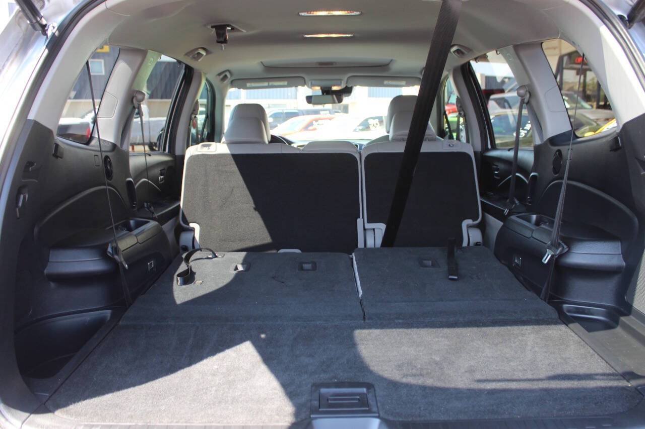 2019 Silver Honda Pilot EXL 2WD (5FNYF5H59KB) with an 3.5L V6 280hp 262ft. lbs. 3.5L V6 engine, Automatic 6-Speed transmission, located at 4301 NW 39th , Oklahoma City, OK, 73112, (405) 949-5600, 35.512135, -97.598671 - Hablamos espanol. SPEND SMART --- BUY FROM SUPER SPORTS. ALL PRICES, DOWN PAYMENTS, PAYMENTS, AND FINANCE TERMS ARE NEGOTIABLE AT THE TIME OF APPROVAL. WE WILL WORK WITH YOU TO FIT YOUR BUDGET. WE WILL EVEN LOWER AND ADJUST THE NUMBERS TO HELP MAKE THE VEHICLE MORE AFFORDABLE FOR YOU.- Photo#15