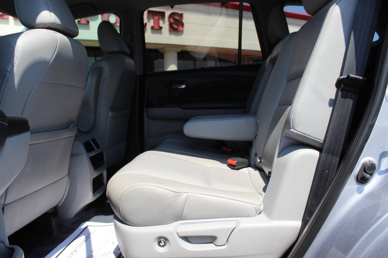 2019 Silver Honda Pilot EXL 2WD (5FNYF5H59KB) with an 3.5L V6 280hp 262ft. lbs. 3.5L V6 engine, Automatic 6-Speed transmission, located at 4301 NW 39th , Oklahoma City, OK, 73112, (405) 949-5600, 35.512135, -97.598671 - Hablamos espanol. SPEND SMART --- BUY FROM SUPER SPORTS. ALL PRICES, DOWN PAYMENTS, PAYMENTS, AND FINANCE TERMS ARE NEGOTIABLE AT THE TIME OF APPROVAL. WE WILL WORK WITH YOU TO FIT YOUR BUDGET. WE WILL EVEN LOWER AND ADJUST THE NUMBERS TO HELP MAKE THE VEHICLE MORE AFFORDABLE FOR YOU.- Photo#16