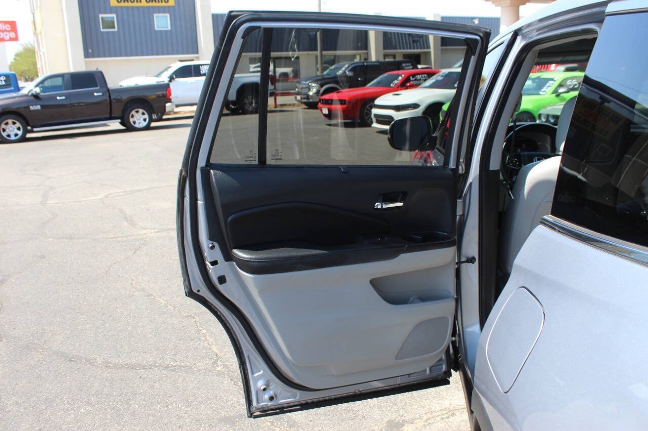 2019 Silver Honda Pilot EXL 2WD (5FNYF5H59KB) with an 3.5L V6 280hp 262ft. lbs. 3.5L V6 engine, Automatic 6-Speed transmission, located at 4301 NW 39th , Oklahoma City, OK, 73112, (405) 949-5600, 35.512135, -97.598671 - Hablamos espanol. SPEND SMART --- BUY FROM SUPER SPORTS. ALL PRICES, DOWN PAYMENTS, PAYMENTS, AND FINANCE TERMS ARE NEGOTIABLE AT THE TIME OF APPROVAL. WE WILL WORK WITH YOU TO FIT YOUR BUDGET. WE WILL EVEN LOWER AND ADJUST THE NUMBERS TO HELP MAKE THE VEHICLE MORE AFFORDABLE FOR YOU.- Photo#17