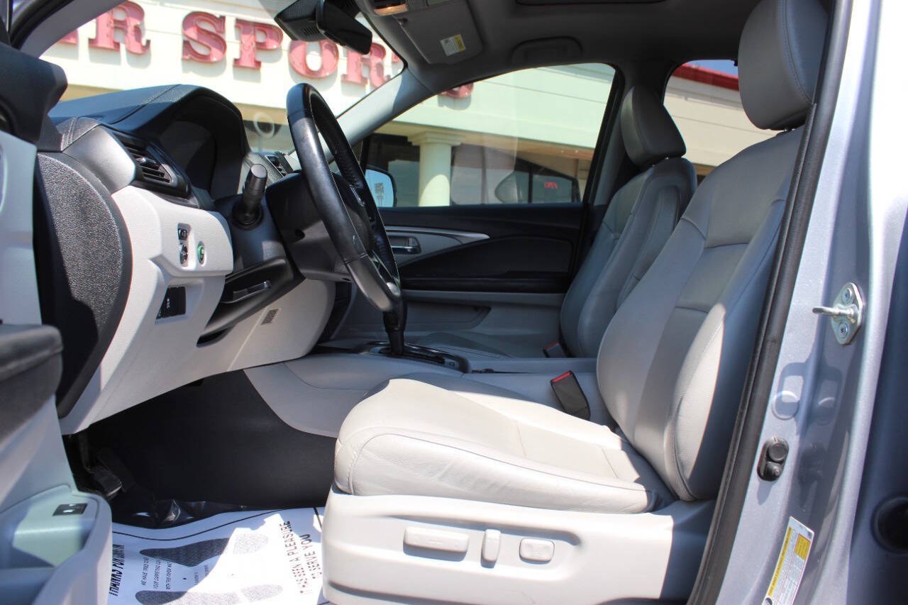 2019 Silver Honda Pilot EXL 2WD (5FNYF5H59KB) with an 3.5L V6 280hp 262ft. lbs. 3.5L V6 engine, Automatic 6-Speed transmission, located at 4301 NW 39th , Oklahoma City, OK, 73112, (405) 949-5600, 35.512135, -97.598671 - Hablamos espanol. SPEND SMART --- BUY FROM SUPER SPORTS. ALL PRICES, DOWN PAYMENTS, PAYMENTS, AND FINANCE TERMS ARE NEGOTIABLE AT THE TIME OF APPROVAL. WE WILL WORK WITH YOU TO FIT YOUR BUDGET. WE WILL EVEN LOWER AND ADJUST THE NUMBERS TO HELP MAKE THE VEHICLE MORE AFFORDABLE FOR YOU.- Photo#18