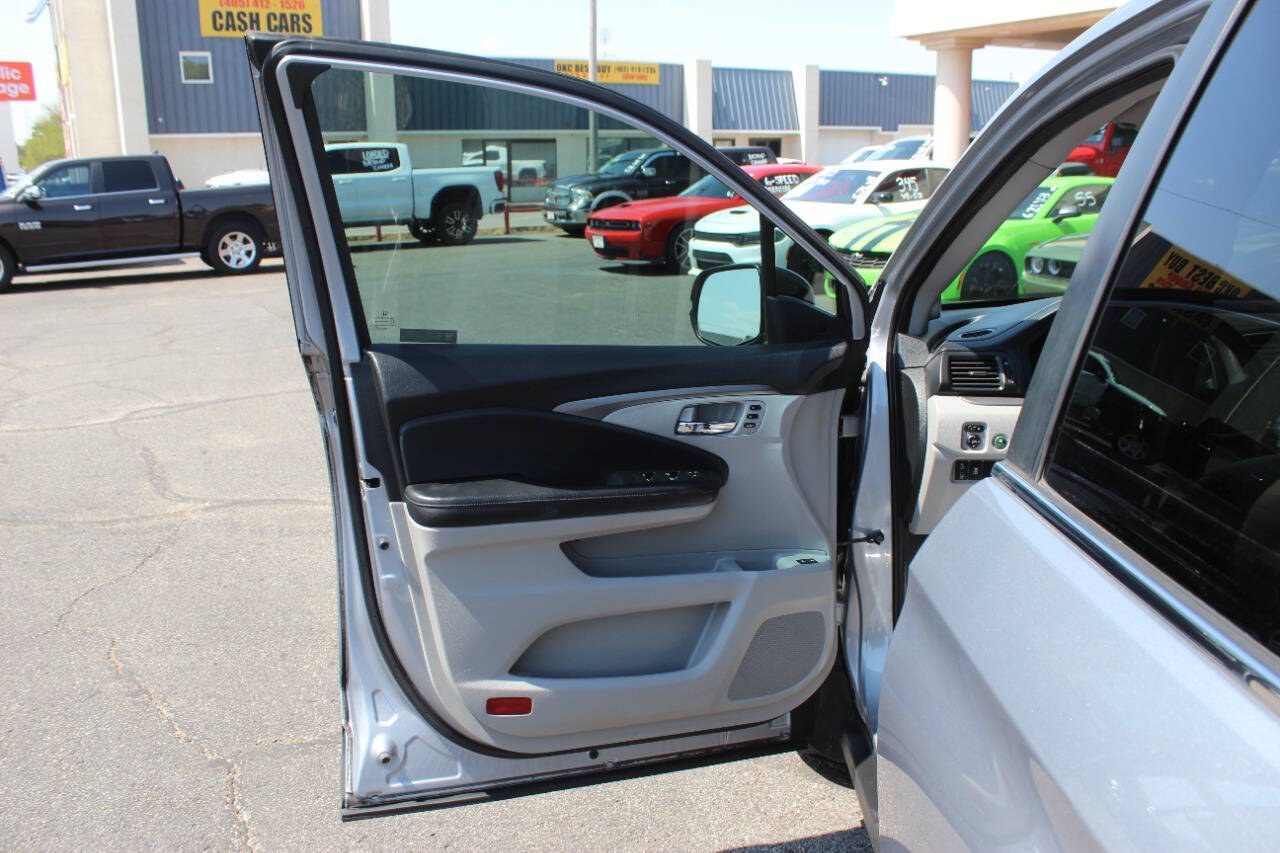 2019 Silver Honda Pilot EXL 2WD (5FNYF5H59KB) with an 3.5L V6 280hp 262ft. lbs. 3.5L V6 engine, Automatic 6-Speed transmission, located at 4301 NW 39th , Oklahoma City, OK, 73112, (405) 949-5600, 35.512135, -97.598671 - Hablamos espanol. SPEND SMART --- BUY FROM SUPER SPORTS. ALL PRICES, DOWN PAYMENTS, PAYMENTS, AND FINANCE TERMS ARE NEGOTIABLE AT THE TIME OF APPROVAL. WE WILL WORK WITH YOU TO FIT YOUR BUDGET. WE WILL EVEN LOWER AND ADJUST THE NUMBERS TO HELP MAKE THE VEHICLE MORE AFFORDABLE FOR YOU.- Photo#19