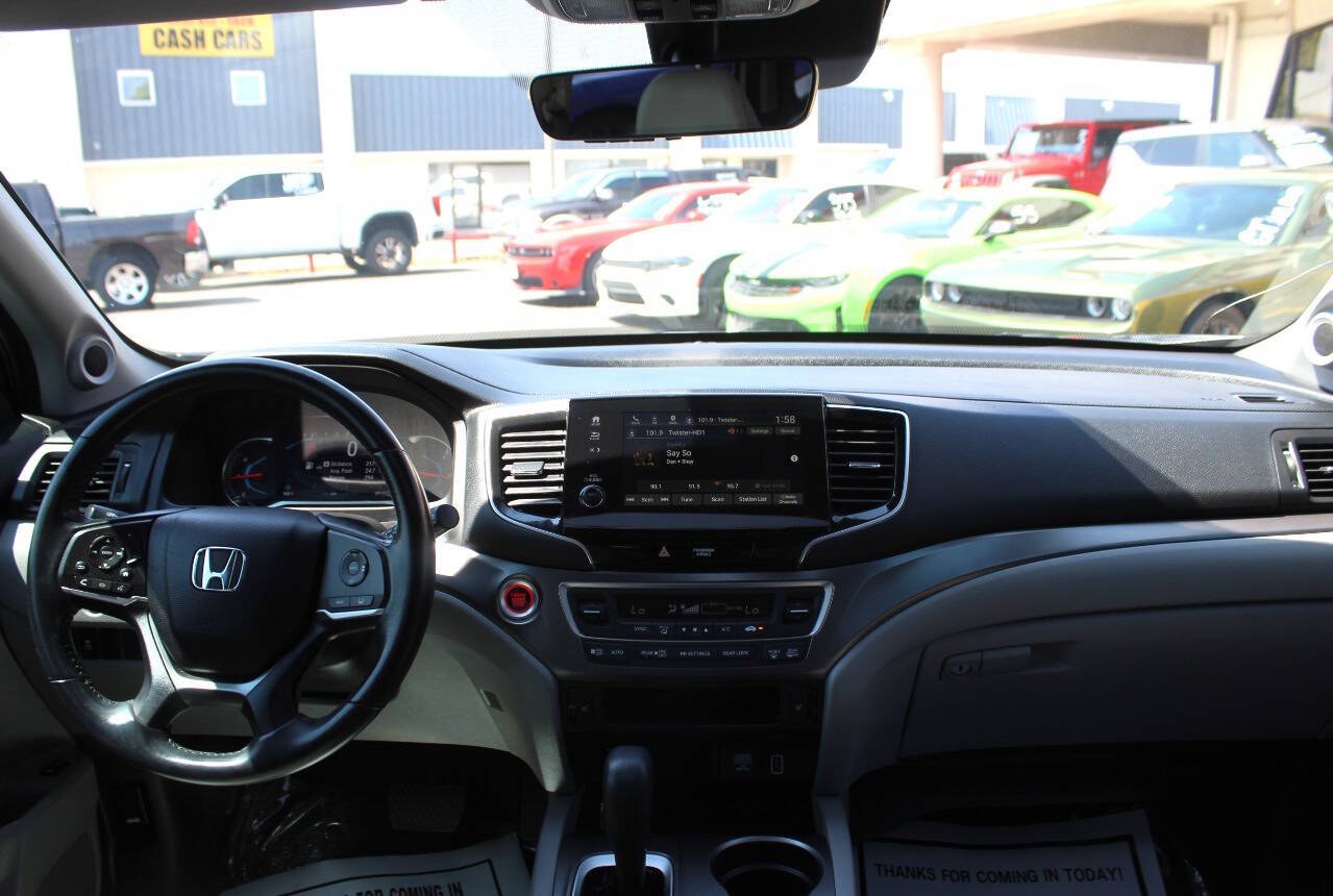 2019 Silver Honda Pilot EXL 2WD (5FNYF5H59KB) with an 3.5L V6 280hp 262ft. lbs. 3.5L V6 engine, Automatic 6-Speed transmission, located at 4301 NW 39th , Oklahoma City, OK, 73112, (405) 949-5600, 35.512135, -97.598671 - Hablamos espanol. SPEND SMART --- BUY FROM SUPER SPORTS. ALL PRICES, DOWN PAYMENTS, PAYMENTS, AND FINANCE TERMS ARE NEGOTIABLE AT THE TIME OF APPROVAL. WE WILL WORK WITH YOU TO FIT YOUR BUDGET. WE WILL EVEN LOWER AND ADJUST THE NUMBERS TO HELP MAKE THE VEHICLE MORE AFFORDABLE FOR YOU.- Photo#22