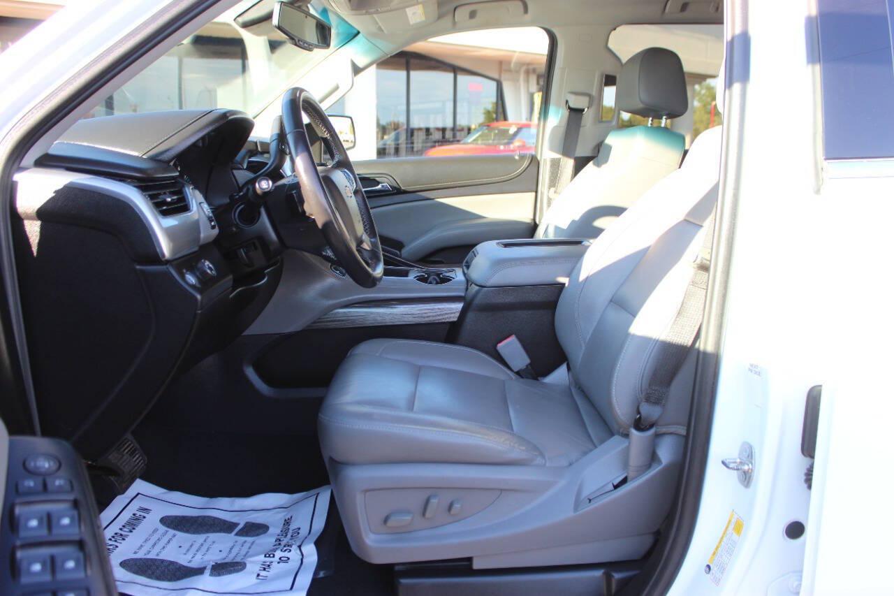 2019 White Chevrolet Suburban LT 2WD (1GNSCHKC0KR) with an EcoTec3 5.3L V8 355hp 383ft. lbs. 5.3L V8 engine, Automatic 6-Speed transmission, located at 4301 NW 39th , Oklahoma City, OK, 73112, (405) 949-5600, 35.512135, -97.598671 - Hablamos espanol. SPEND SMART --- BUY FROM SUPER SPORTS. ALL PRICES, DOWN PAYMENTS, PAYMENTS, AND FINANCE TERMS ARE NEGOTIABLE AT THE TIME OF APPROVAL. WE WILL WORK WITH YOU TO FIT YOUR BUDGET. WE WILL EVEN LOWER AND ADJUST THE NUMBERS TO HELP MAKE THE VEHICLE MORE AFFORDABLE FOR YOU.- Photo#18