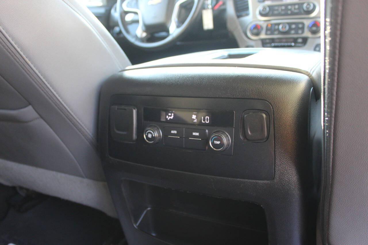 2019 White Chevrolet Suburban LT 2WD (1GNSCHKC0KR) with an EcoTec3 5.3L V8 355hp 383ft. lbs. 5.3L V8 engine, Automatic 6-Speed transmission, located at 4301 NW 39th , Oklahoma City, OK, 73112, (405) 949-5600, 35.512135, -97.598671 - Hablamos espanol. SPEND SMART --- BUY FROM SUPER SPORTS. ALL PRICES, DOWN PAYMENTS, PAYMENTS, AND FINANCE TERMS ARE NEGOTIABLE AT THE TIME OF APPROVAL. WE WILL WORK WITH YOU TO FIT YOUR BUDGET. WE WILL EVEN LOWER AND ADJUST THE NUMBERS TO HELP MAKE THE VEHICLE MORE AFFORDABLE FOR YOU.- Photo#24