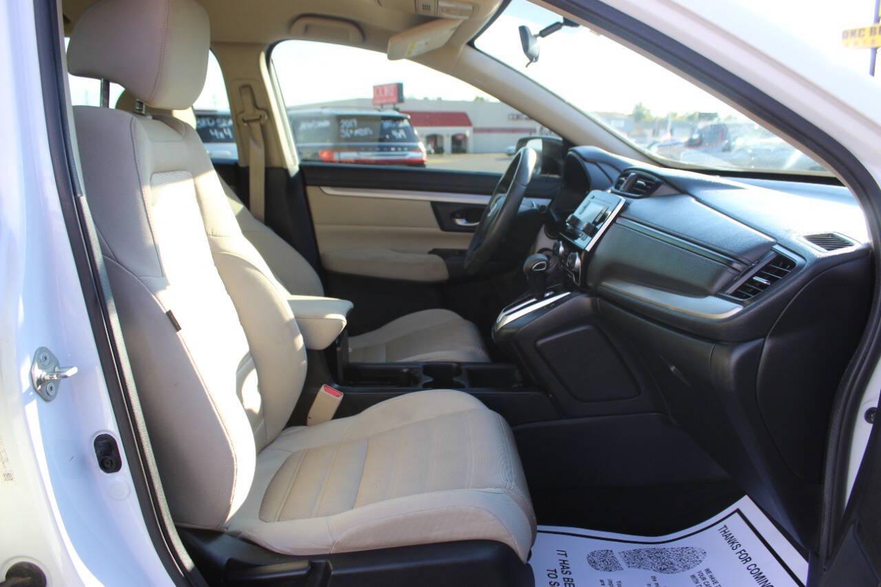 2019 White Honda CR-V LX AWD (5J6RW6H3XKL) with an 2.4L I4 184hp 180ft. lbs. 2.4L I4 engine, CVT transmission, located at 4301 NW 39th , Oklahoma City, OK, 73112, (405) 949-5600, 35.512135, -97.598671 - Hablamos espanol. SPEND SMART --- BUY FROM SUPER SPORTS. ALL PRICES, DOWN PAYMENTS, PAYMENTS, AND FINANCE TERMS ARE NEGOTIABLE AT THE TIME OF APPROVAL. WE WILL WORK WITH YOU TO FIT YOUR BUDGET. WE WILL EVEN LOWER AND ADJUST THE NUMBERS TO HELP MAKE THE VEHICLE MORE AFFORDABLE FOR YOU.- Photo#8