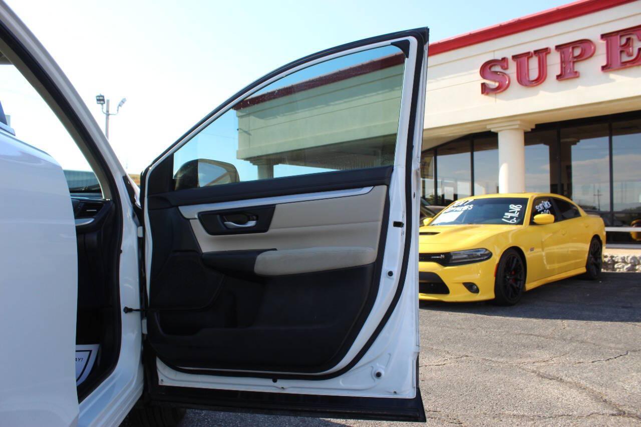 2019 White Honda CR-V LX AWD (5J6RW6H3XKL) with an 2.4L I4 184hp 180ft. lbs. 2.4L I4 engine, CVT transmission, located at 4301 NW 39th , Oklahoma City, OK, 73112, (405) 949-5600, 35.512135, -97.598671 - Hablamos espanol. SPEND SMART --- BUY FROM SUPER SPORTS. ALL PRICES, DOWN PAYMENTS, PAYMENTS, AND FINANCE TERMS ARE NEGOTIABLE AT THE TIME OF APPROVAL. WE WILL WORK WITH YOU TO FIT YOUR BUDGET. WE WILL EVEN LOWER AND ADJUST THE NUMBERS TO HELP MAKE THE VEHICLE MORE AFFORDABLE FOR YOU.- Photo#9