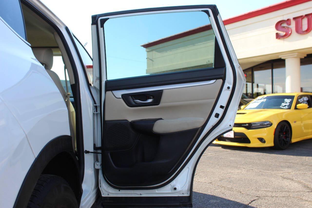 2019 White Honda CR-V LX AWD (5J6RW6H3XKL) with an 2.4L I4 184hp 180ft. lbs. 2.4L I4 engine, CVT transmission, located at 4301 NW 39th , Oklahoma City, OK, 73112, (405) 949-5600, 35.512135, -97.598671 - Hablamos espanol. SPEND SMART --- BUY FROM SUPER SPORTS. ALL PRICES, DOWN PAYMENTS, PAYMENTS, AND FINANCE TERMS ARE NEGOTIABLE AT THE TIME OF APPROVAL. WE WILL WORK WITH YOU TO FIT YOUR BUDGET. WE WILL EVEN LOWER AND ADJUST THE NUMBERS TO HELP MAKE THE VEHICLE MORE AFFORDABLE FOR YOU.- Photo#11