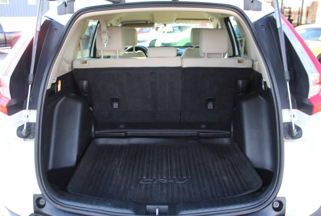 2019 White Honda CR-V LX AWD (5J6RW6H3XKL) with an 2.4L I4 184hp 180ft. lbs. 2.4L I4 engine, CVT transmission, located at 4301 NW 39th , Oklahoma City, OK, 73112, (405) 949-5600, 35.512135, -97.598671 - Hablamos espanol. SPEND SMART --- BUY FROM SUPER SPORTS. ALL PRICES, DOWN PAYMENTS, PAYMENTS, AND FINANCE TERMS ARE NEGOTIABLE AT THE TIME OF APPROVAL. WE WILL WORK WITH YOU TO FIT YOUR BUDGET. WE WILL EVEN LOWER AND ADJUST THE NUMBERS TO HELP MAKE THE VEHICLE MORE AFFORDABLE FOR YOU.- Photo#12