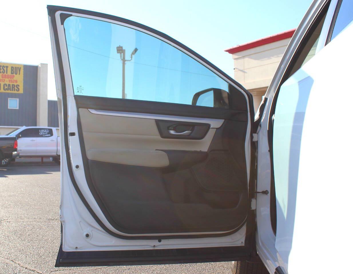 2019 White Honda CR-V LX AWD (5J6RW6H3XKL) with an 2.4L I4 184hp 180ft. lbs. 2.4L I4 engine, CVT transmission, located at 4301 NW 39th , Oklahoma City, OK, 73112, (405) 949-5600, 35.512135, -97.598671 - Hablamos espanol. SPEND SMART --- BUY FROM SUPER SPORTS. ALL PRICES, DOWN PAYMENTS, PAYMENTS, AND FINANCE TERMS ARE NEGOTIABLE AT THE TIME OF APPROVAL. WE WILL WORK WITH YOU TO FIT YOUR BUDGET. WE WILL EVEN LOWER AND ADJUST THE NUMBERS TO HELP MAKE THE VEHICLE MORE AFFORDABLE FOR YOU.- Photo#17