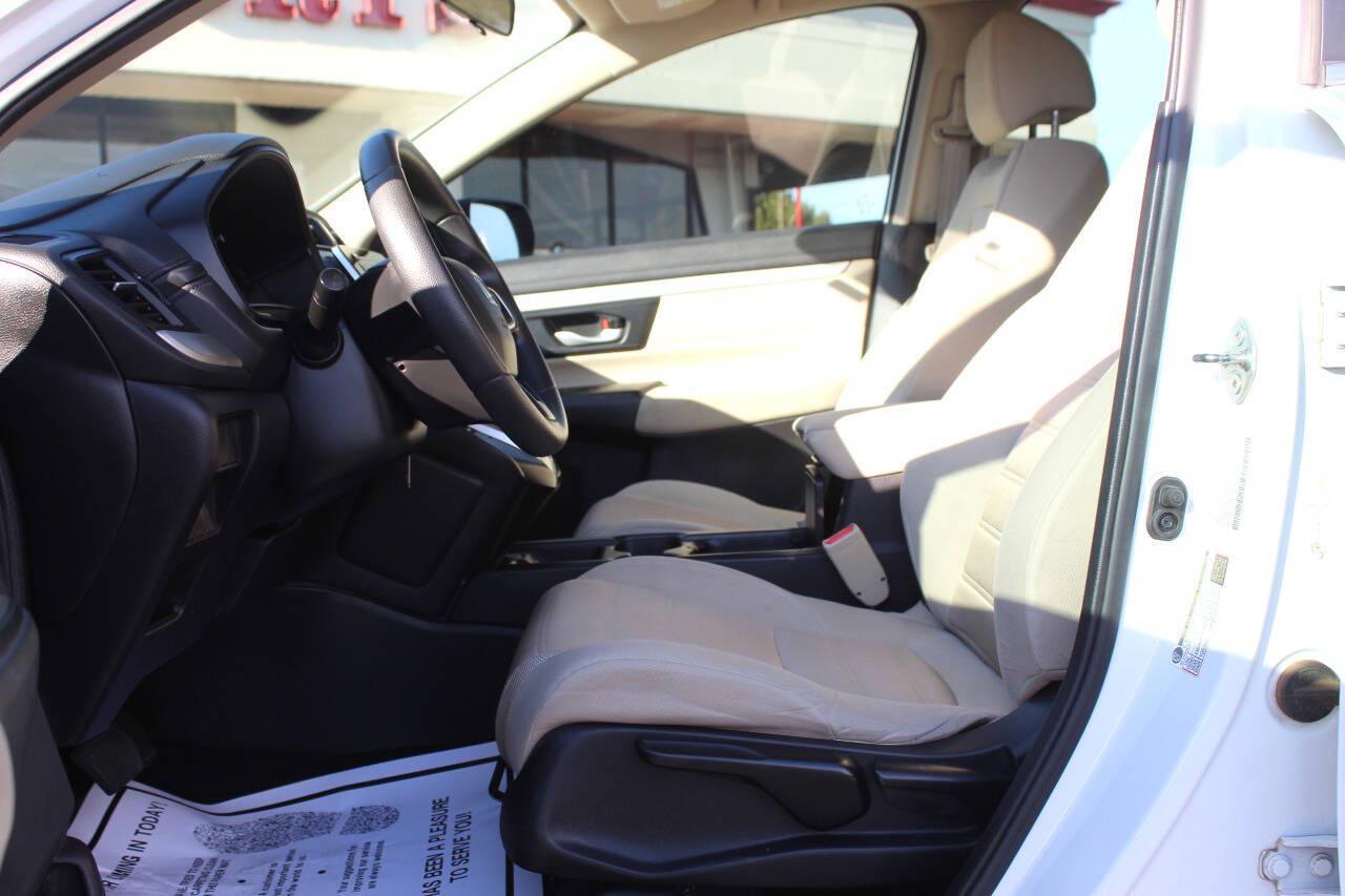 2019 White Honda CR-V LX AWD (5J6RW6H3XKL) with an 2.4L I4 184hp 180ft. lbs. 2.4L I4 engine, CVT transmission, located at 4301 NW 39th , Oklahoma City, OK, 73112, (405) 949-5600, 35.512135, -97.598671 - Hablamos espanol. SPEND SMART --- BUY FROM SUPER SPORTS. ALL PRICES, DOWN PAYMENTS, PAYMENTS, AND FINANCE TERMS ARE NEGOTIABLE AT THE TIME OF APPROVAL. WE WILL WORK WITH YOU TO FIT YOUR BUDGET. WE WILL EVEN LOWER AND ADJUST THE NUMBERS TO HELP MAKE THE VEHICLE MORE AFFORDABLE FOR YOU.- Photo#18