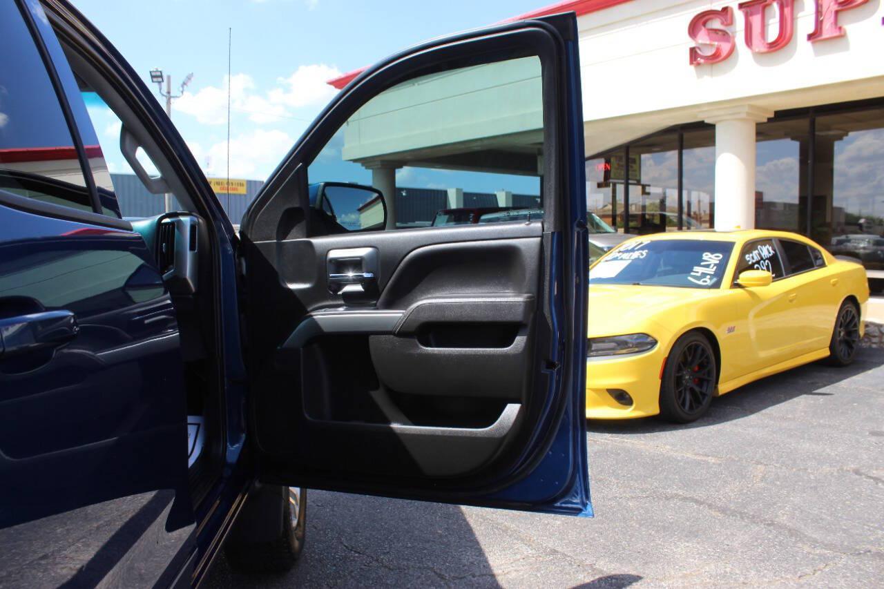2017 Blue Chevrolet Silverado 1500 LT Double Cab 4WD (1GCVKREC0HZ) with an EcoTec3 5.3L V8 355hp 383ft. lbs. 5.3L V8 engine, Automatic 6-Speed transmission, located at 4301 NW 39th , Oklahoma City, OK, 73112, (405) 949-5600, 35.512135, -97.598671 - Hablamos espanol. SPEND SMART --- BUY FROM SUPER SPORTS. ALL PRICES, DOWN PAYMENTS, PAYMENTS, AND FINANCE TERMS ARE NEGOTIABLE AT THE TIME OF APPROVAL. WE WILL WORK WITH YOU TO FIT YOUR BUDGET. WE WILL EVEN LOWER AND ADJUST THE NUMBERS TO HELP MAKE THE VEHICLE MORE AFFORDABLE FOR YOU.- Photo#10
