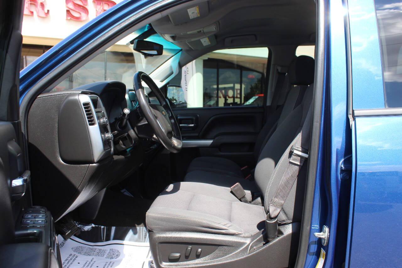 2017 Blue Chevrolet Silverado 1500 LT Double Cab 4WD (1GCVKREC0HZ) with an EcoTec3 5.3L V8 355hp 383ft. lbs. 5.3L V8 engine, Automatic 6-Speed transmission, located at 4301 NW 39th , Oklahoma City, OK, 73112, (405) 949-5600, 35.512135, -97.598671 - Hablamos espanol. SPEND SMART --- BUY FROM SUPER SPORTS. ALL PRICES, DOWN PAYMENTS, PAYMENTS, AND FINANCE TERMS ARE NEGOTIABLE AT THE TIME OF APPROVAL. WE WILL WORK WITH YOU TO FIT YOUR BUDGET. WE WILL EVEN LOWER AND ADJUST THE NUMBERS TO HELP MAKE THE VEHICLE MORE AFFORDABLE FOR YOU.- Photo#16