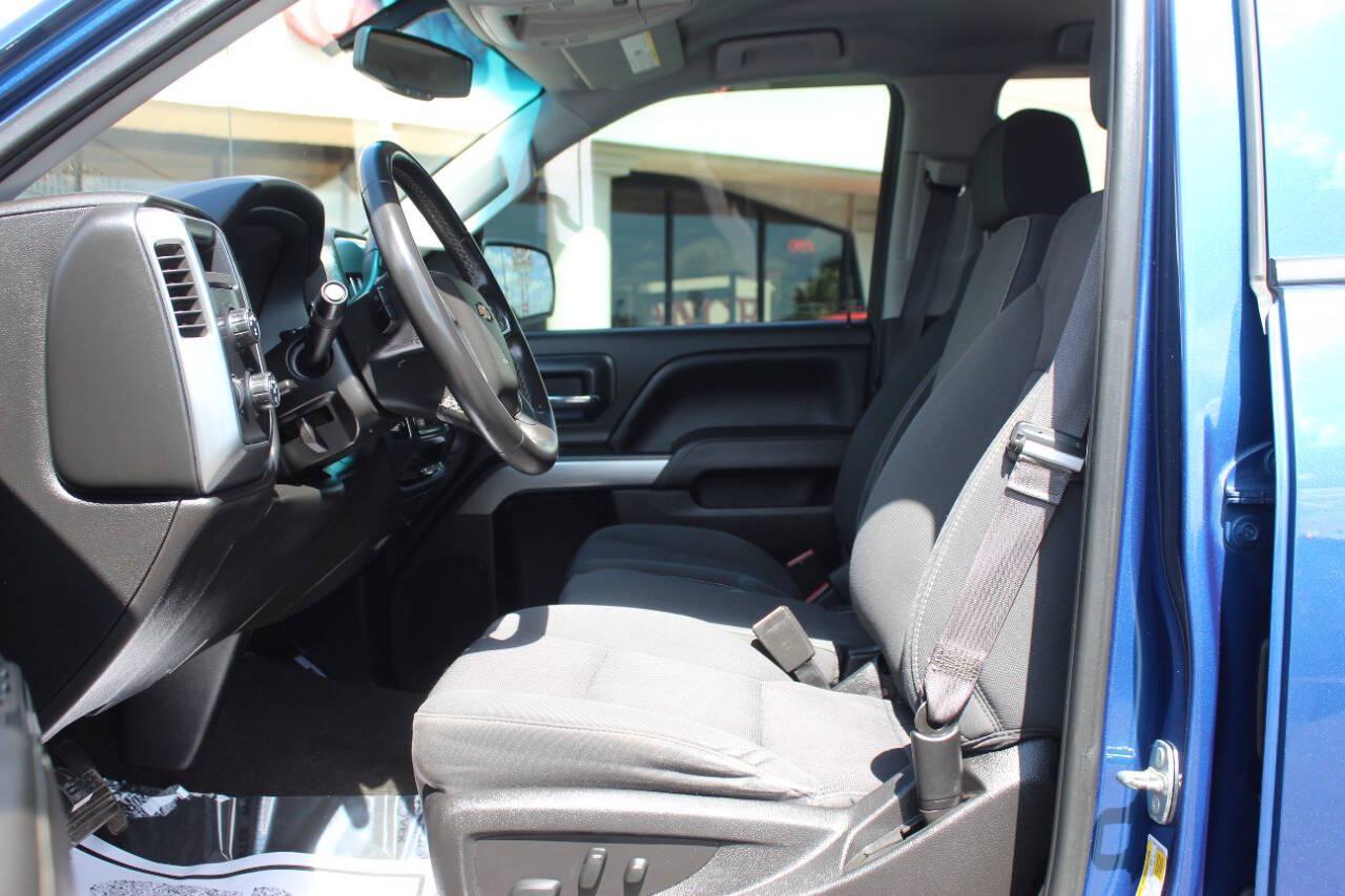 2017 Blue Chevrolet Silverado 1500 LT Double Cab 4WD (1GCVKREC0HZ) with an EcoTec3 5.3L V8 355hp 383ft. lbs. 5.3L V8 engine, Automatic 6-Speed transmission, located at 4301 NW 39th , Oklahoma City, OK, 73112, (405) 949-5600, 35.512135, -97.598671 - Hablamos espanol. SPEND SMART --- BUY FROM SUPER SPORTS. ALL PRICES, DOWN PAYMENTS, PAYMENTS, AND FINANCE TERMS ARE NEGOTIABLE AT THE TIME OF APPROVAL. WE WILL WORK WITH YOU TO FIT YOUR BUDGET. WE WILL EVEN LOWER AND ADJUST THE NUMBERS TO HELP MAKE THE VEHICLE MORE AFFORDABLE FOR YOU.- Photo#17