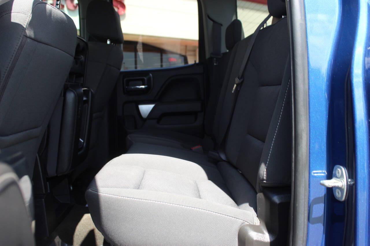 2017 Blue Chevrolet Silverado 1500 LT Double Cab 4WD (1GCVKREC0HZ) with an EcoTec3 5.3L V8 355hp 383ft. lbs. 5.3L V8 engine, Automatic 6-Speed transmission, located at 4301 NW 39th , Oklahoma City, OK, 73112, (405) 949-5600, 35.512135, -97.598671 - Hablamos espanol. SPEND SMART --- BUY FROM SUPER SPORTS. ALL PRICES, DOWN PAYMENTS, PAYMENTS, AND FINANCE TERMS ARE NEGOTIABLE AT THE TIME OF APPROVAL. WE WILL WORK WITH YOU TO FIT YOUR BUDGET. WE WILL EVEN LOWER AND ADJUST THE NUMBERS TO HELP MAKE THE VEHICLE MORE AFFORDABLE FOR YOU.- Photo#19