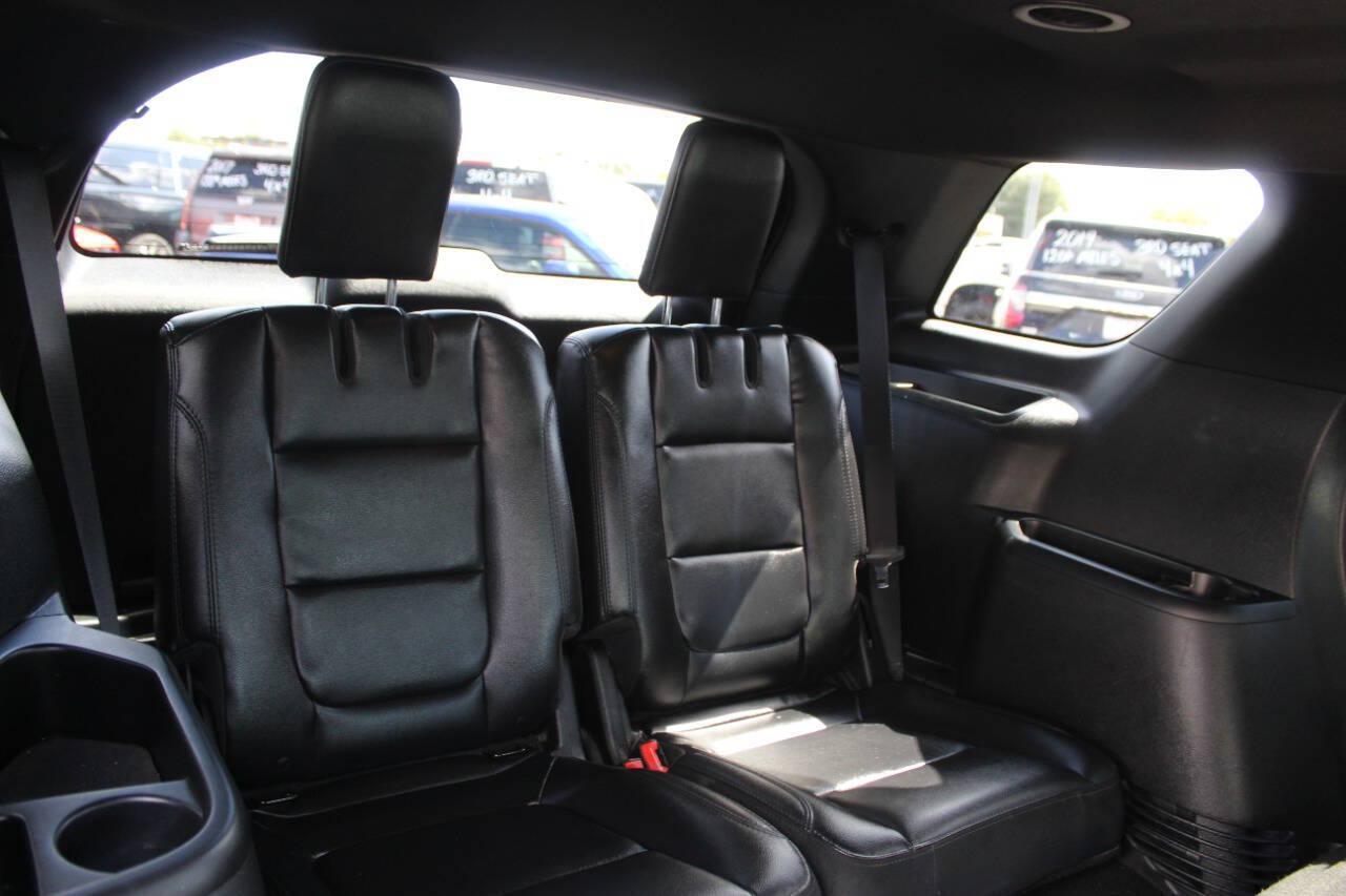 2019 Blue Ford Explorer XLT 4WD (1FM5K8D87KG) with an 3.5L V6 290hp 255ft. lbs. 3.5L V6 engine, Automatic 6-Speed transmission, located at 4301 NW 39th , Oklahoma City, OK, 73112, (405) 949-5600, 35.512135, -97.598671 - Hablamos espanol. SPEND SMART --- BUY FROM SUPER SPORTS. ALL PRICES, DOWN PAYMENTS, PAYMENTS, AND FINANCE TERMS ARE NEGOTIABLE AT THE TIME OF APPROVAL. WE WILL WORK WITH YOU TO FIT YOUR BUDGET. WE WILL EVEN LOWER AND ADJUST THE NUMBERS TO HELP MAKE THE VEHICLE MORE AFFORDABLE FOR YOU.- Photo#11