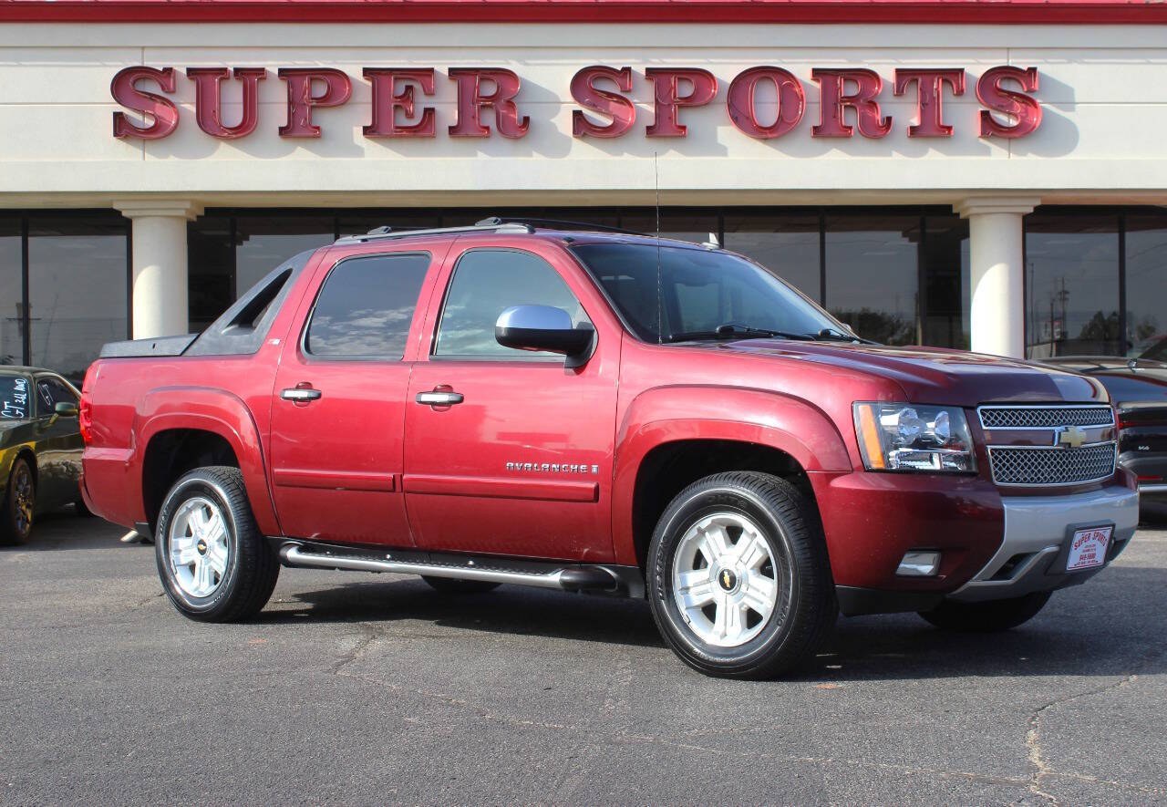 2008 Maroon Chevrolet Avalanche LS 4WD (3GNFK12398G) with an Vortec 5.3L Flex Fuel V8 310hp 335ft. lbs. 5.3L V8 engine, Automatic 4-Speed transmission, located at 4301 NW 39th , Oklahoma City, OK, 73112, (405) 949-5600, 35.512135, -97.598671 - Hablamos espanol. SPEND SMART --- BUY FROM SUPER SPORTS. ALL PRICES, DOWN PAYMENTS, PAYMENTS, AND FINANCE TERMS ARE NEGOTIABLE AT THE TIME OF APPROVAL. WE WILL WORK WITH YOU TO FIT YOUR BUDGET. WE WILL EVEN LOWER AND ADJUST THE NUMBERS TO HELP MAKE THE VEHICLE MORE AFFORDABLE FOR YOU.- Photo#0