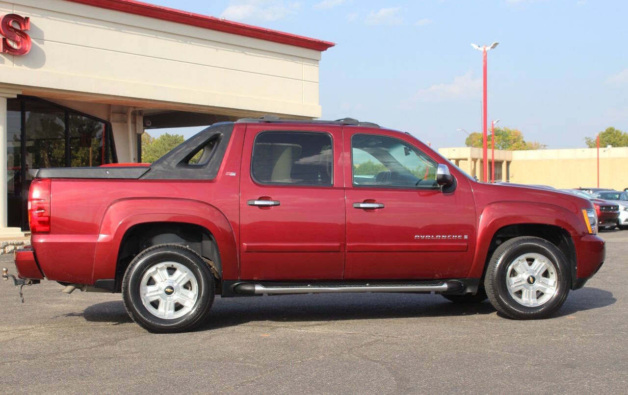 2008 Maroon Chevrolet Avalanche LS 4WD (3GNFK12398G) with an Vortec 5.3L Flex Fuel V8 310hp 335ft. lbs. 5.3L V8 engine, Automatic 4-Speed transmission, located at 4301 NW 39th , Oklahoma City, OK, 73112, (405) 949-5600, 35.512135, -97.598671 - Hablamos espanol. SPEND SMART --- BUY FROM SUPER SPORTS. ALL PRICES, DOWN PAYMENTS, PAYMENTS, AND FINANCE TERMS ARE NEGOTIABLE AT THE TIME OF APPROVAL. WE WILL WORK WITH YOU TO FIT YOUR BUDGET. WE WILL EVEN LOWER AND ADJUST THE NUMBERS TO HELP MAKE THE VEHICLE MORE AFFORDABLE FOR YOU.- Photo#2