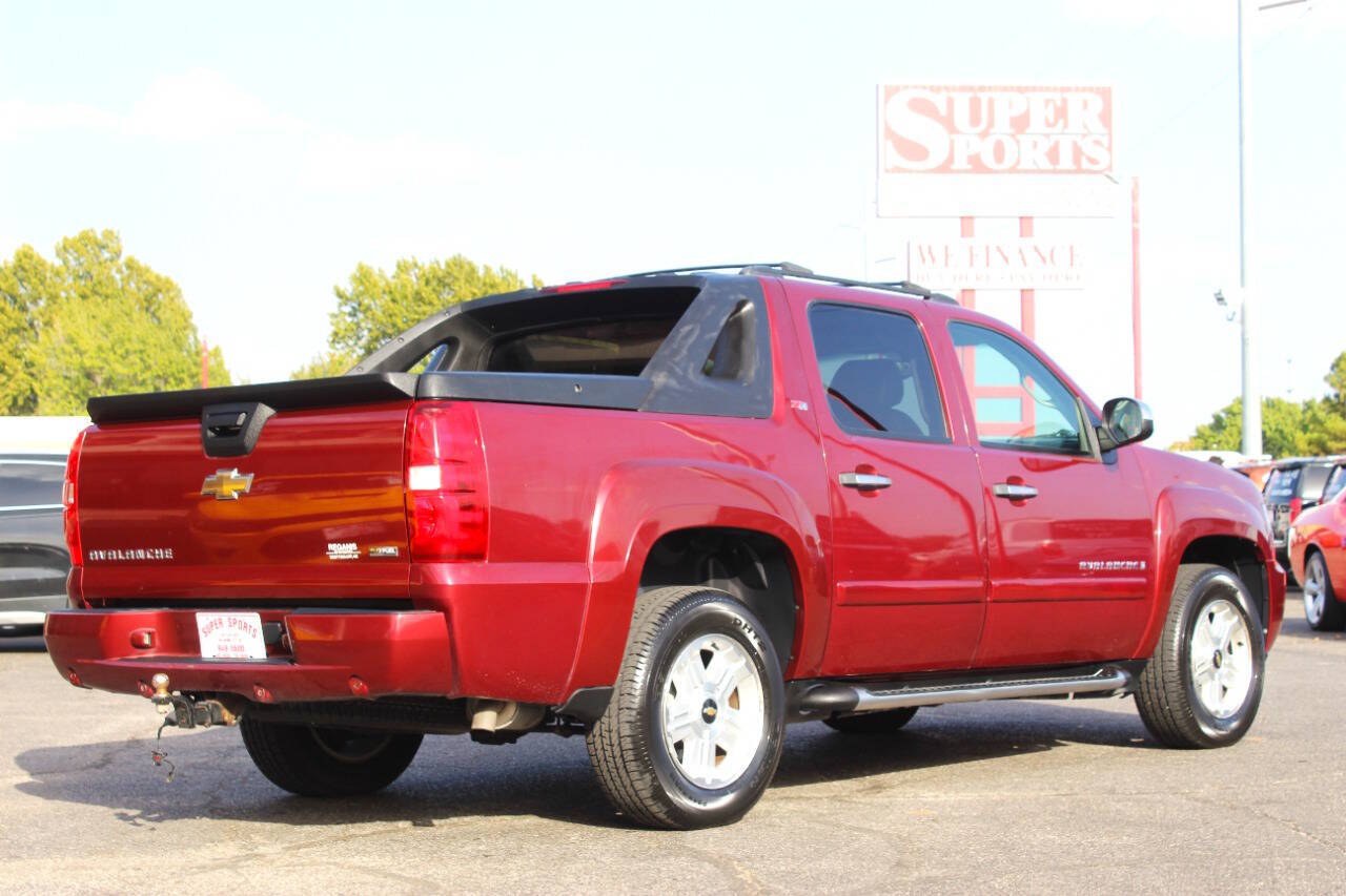2008 Maroon Chevrolet Avalanche LS 4WD (3GNFK12398G) with an Vortec 5.3L Flex Fuel V8 310hp 335ft. lbs. 5.3L V8 engine, Automatic 4-Speed transmission, located at 4301 NW 39th , Oklahoma City, OK, 73112, (405) 949-5600, 35.512135, -97.598671 - Hablamos espanol. SPEND SMART --- BUY FROM SUPER SPORTS. ALL PRICES, DOWN PAYMENTS, PAYMENTS, AND FINANCE TERMS ARE NEGOTIABLE AT THE TIME OF APPROVAL. WE WILL WORK WITH YOU TO FIT YOUR BUDGET. WE WILL EVEN LOWER AND ADJUST THE NUMBERS TO HELP MAKE THE VEHICLE MORE AFFORDABLE FOR YOU.- Photo#3