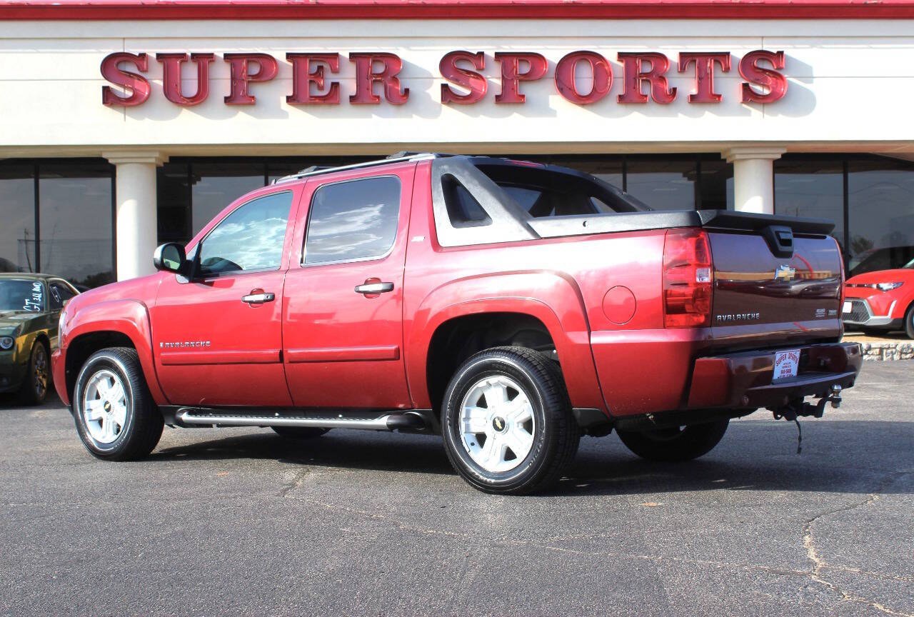 2008 Maroon Chevrolet Avalanche LS 4WD (3GNFK12398G) with an Vortec 5.3L Flex Fuel V8 310hp 335ft. lbs. 5.3L V8 engine, Automatic 4-Speed transmission, located at 4301 NW 39th , Oklahoma City, OK, 73112, (405) 949-5600, 35.512135, -97.598671 - Hablamos espanol. SPEND SMART --- BUY FROM SUPER SPORTS. ALL PRICES, DOWN PAYMENTS, PAYMENTS, AND FINANCE TERMS ARE NEGOTIABLE AT THE TIME OF APPROVAL. WE WILL WORK WITH YOU TO FIT YOUR BUDGET. WE WILL EVEN LOWER AND ADJUST THE NUMBERS TO HELP MAKE THE VEHICLE MORE AFFORDABLE FOR YOU.- Photo#4