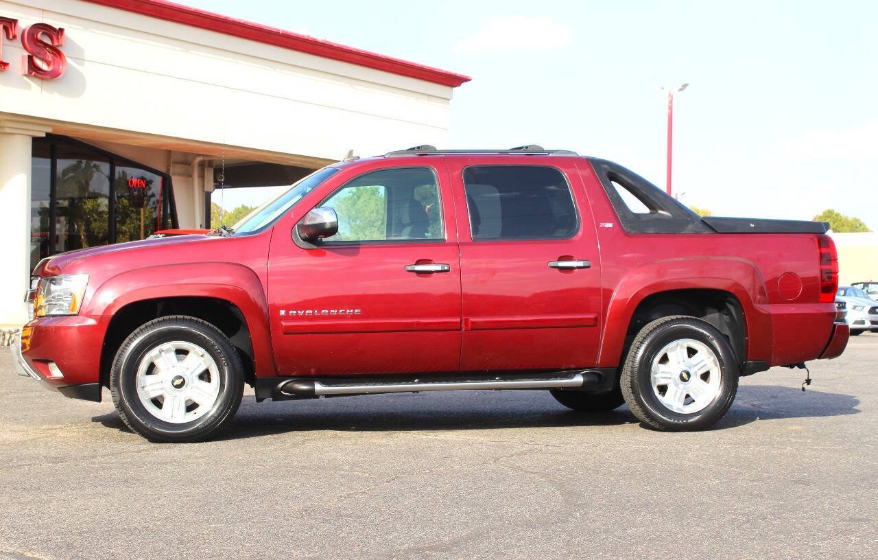2008 Maroon Chevrolet Avalanche LS 4WD (3GNFK12398G) with an Vortec 5.3L Flex Fuel V8 310hp 335ft. lbs. 5.3L V8 engine, Automatic 4-Speed transmission, located at 4301 NW 39th , Oklahoma City, OK, 73112, (405) 949-5600, 35.512135, -97.598671 - Hablamos espanol. SPEND SMART --- BUY FROM SUPER SPORTS. ALL PRICES, DOWN PAYMENTS, PAYMENTS, AND FINANCE TERMS ARE NEGOTIABLE AT THE TIME OF APPROVAL. WE WILL WORK WITH YOU TO FIT YOUR BUDGET. WE WILL EVEN LOWER AND ADJUST THE NUMBERS TO HELP MAKE THE VEHICLE MORE AFFORDABLE FOR YOU.- Photo#5