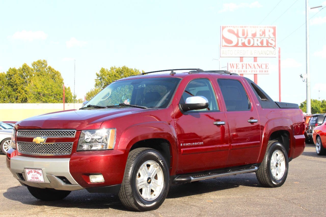 2008 Maroon Chevrolet Avalanche LS 4WD (3GNFK12398G) with an Vortec 5.3L Flex Fuel V8 310hp 335ft. lbs. 5.3L V8 engine, Automatic 4-Speed transmission, located at 4301 NW 39th , Oklahoma City, OK, 73112, (405) 949-5600, 35.512135, -97.598671 - Hablamos espanol. SPEND SMART --- BUY FROM SUPER SPORTS. ALL PRICES, DOWN PAYMENTS, PAYMENTS, AND FINANCE TERMS ARE NEGOTIABLE AT THE TIME OF APPROVAL. WE WILL WORK WITH YOU TO FIT YOUR BUDGET. WE WILL EVEN LOWER AND ADJUST THE NUMBERS TO HELP MAKE THE VEHICLE MORE AFFORDABLE FOR YOU.- Photo#6