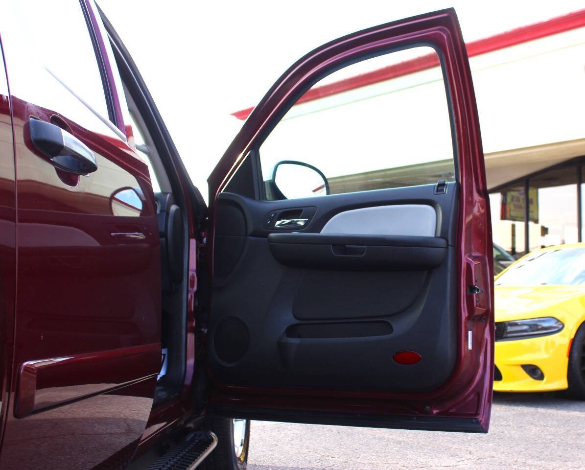 2008 Maroon Chevrolet Avalanche LS 4WD (3GNFK12398G) with an Vortec 5.3L Flex Fuel V8 310hp 335ft. lbs. 5.3L V8 engine, Automatic 4-Speed transmission, located at 4301 NW 39th , Oklahoma City, OK, 73112, (405) 949-5600, 35.512135, -97.598671 - Hablamos espanol. SPEND SMART --- BUY FROM SUPER SPORTS. ALL PRICES, DOWN PAYMENTS, PAYMENTS, AND FINANCE TERMS ARE NEGOTIABLE AT THE TIME OF APPROVAL. WE WILL WORK WITH YOU TO FIT YOUR BUDGET. WE WILL EVEN LOWER AND ADJUST THE NUMBERS TO HELP MAKE THE VEHICLE MORE AFFORDABLE FOR YOU.- Photo#9