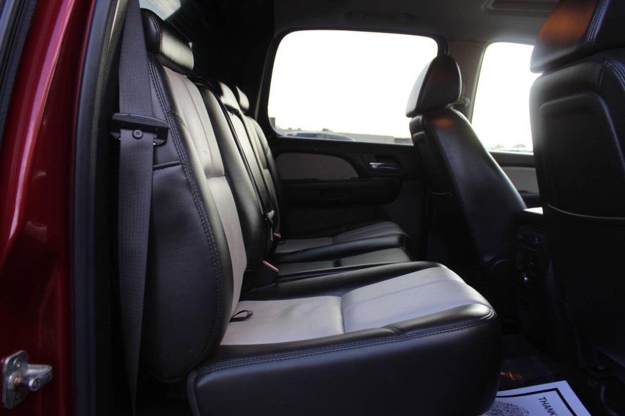 2008 Maroon Chevrolet Avalanche LS 4WD (3GNFK12398G) with an Vortec 5.3L Flex Fuel V8 310hp 335ft. lbs. 5.3L V8 engine, Automatic 4-Speed transmission, located at 4301 NW 39th , Oklahoma City, OK, 73112, (405) 949-5600, 35.512135, -97.598671 - Hablamos espanol. SPEND SMART --- BUY FROM SUPER SPORTS. ALL PRICES, DOWN PAYMENTS, PAYMENTS, AND FINANCE TERMS ARE NEGOTIABLE AT THE TIME OF APPROVAL. WE WILL WORK WITH YOU TO FIT YOUR BUDGET. WE WILL EVEN LOWER AND ADJUST THE NUMBERS TO HELP MAKE THE VEHICLE MORE AFFORDABLE FOR YOU.- Photo#10