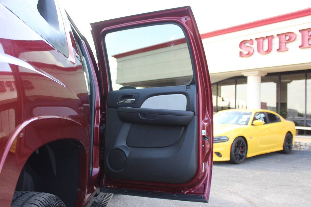 2008 Maroon Chevrolet Avalanche LS 4WD (3GNFK12398G) with an Vortec 5.3L Flex Fuel V8 310hp 335ft. lbs. 5.3L V8 engine, Automatic 4-Speed transmission, located at 4301 NW 39th , Oklahoma City, OK, 73112, (405) 949-5600, 35.512135, -97.598671 - Hablamos espanol. SPEND SMART --- BUY FROM SUPER SPORTS. ALL PRICES, DOWN PAYMENTS, PAYMENTS, AND FINANCE TERMS ARE NEGOTIABLE AT THE TIME OF APPROVAL. WE WILL WORK WITH YOU TO FIT YOUR BUDGET. WE WILL EVEN LOWER AND ADJUST THE NUMBERS TO HELP MAKE THE VEHICLE MORE AFFORDABLE FOR YOU.- Photo#11