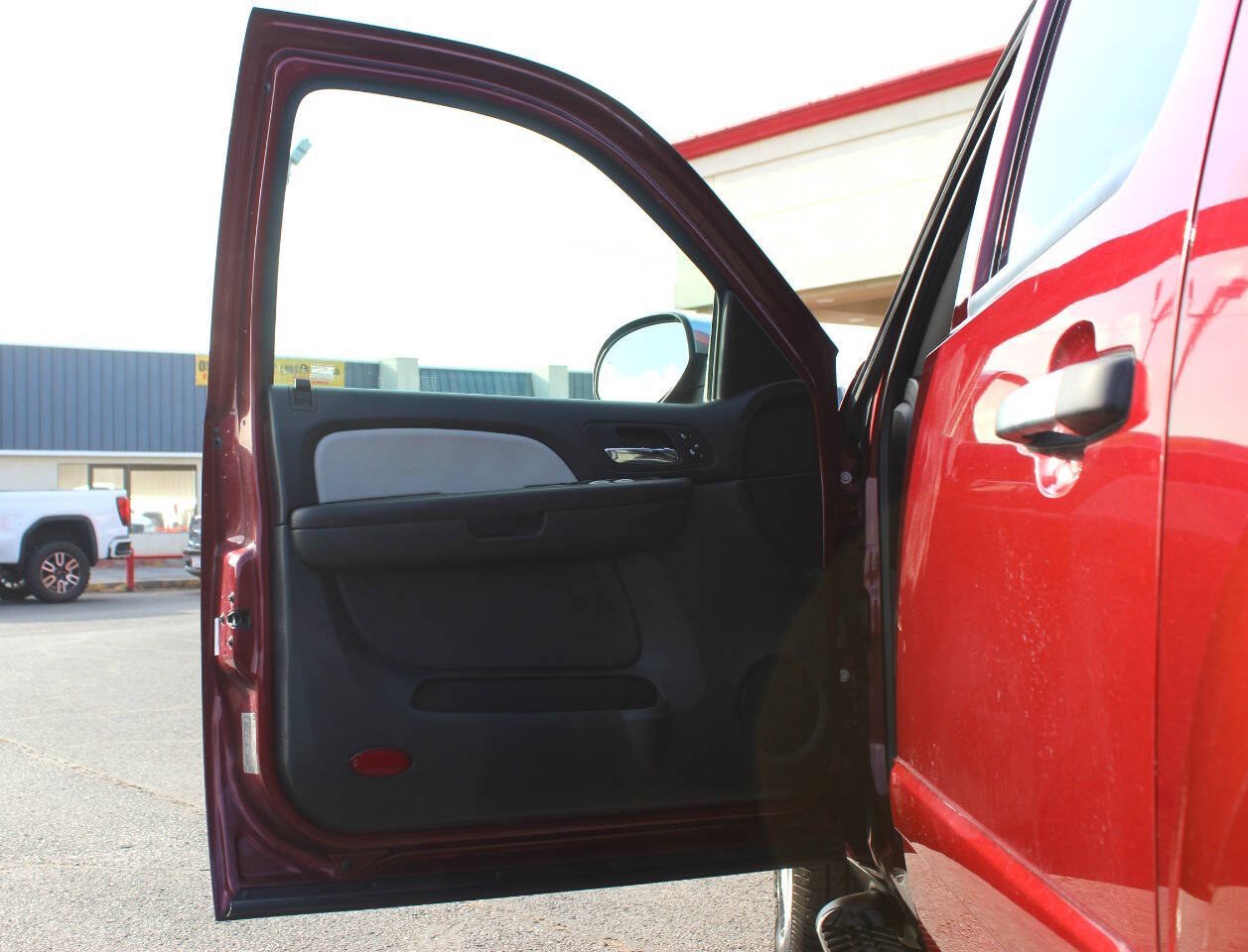 2008 Maroon Chevrolet Avalanche LS 4WD (3GNFK12398G) with an Vortec 5.3L Flex Fuel V8 310hp 335ft. lbs. 5.3L V8 engine, Automatic 4-Speed transmission, located at 4301 NW 39th , Oklahoma City, OK, 73112, (405) 949-5600, 35.512135, -97.598671 - Hablamos espanol. SPEND SMART --- BUY FROM SUPER SPORTS. ALL PRICES, DOWN PAYMENTS, PAYMENTS, AND FINANCE TERMS ARE NEGOTIABLE AT THE TIME OF APPROVAL. WE WILL WORK WITH YOU TO FIT YOUR BUDGET. WE WILL EVEN LOWER AND ADJUST THE NUMBERS TO HELP MAKE THE VEHICLE MORE AFFORDABLE FOR YOU.- Photo#16