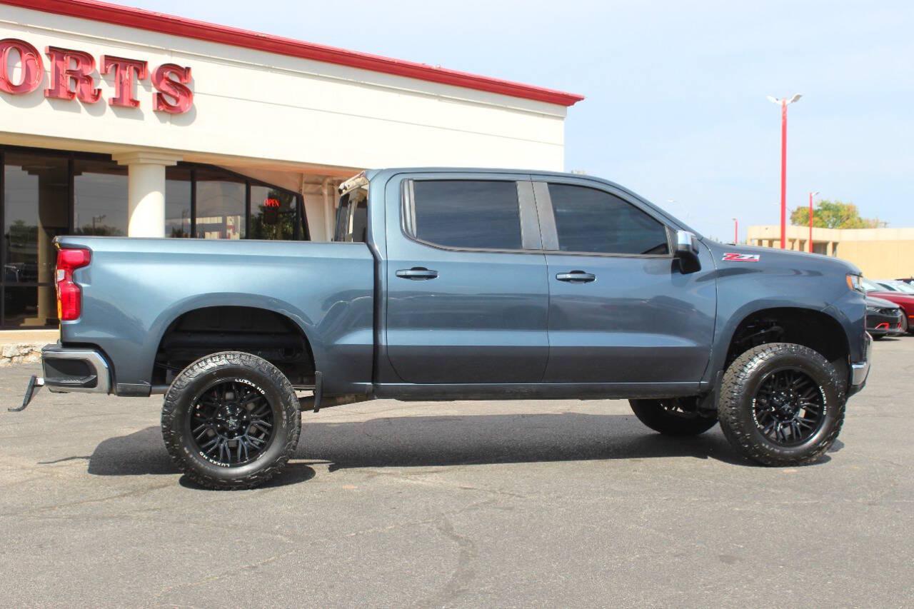 2020 Gray Chevrolet Silverado 1500 LT Crew Cab 4WD (3GCUYDED8LG) with an EcoTec3 5.3L V8 355hp 383ft. lbs. 5.3L V8 engine, Automatic 8-Speed transmission, located at 4301 NW 39th , Oklahoma City, OK, 73112, (405) 949-5600, 35.512135, -97.598671 - Hablamos espanol. SPEND SMART --- BUY FROM SUPER SPORTS. ALL PRICES, DOWN PAYMENTS, PAYMENTS, AND FINANCE TERMS ARE NEGOTIABLE AT THE TIME OF APPROVAL. WE WILL WORK WITH YOU TO FIT YOUR BUDGET. WE WILL EVEN LOWER AND ADJUST THE NUMBERS TO HELP MAKE THE VE HICLE MORE AFFORDABLE FOR YOU.- Photo#3
