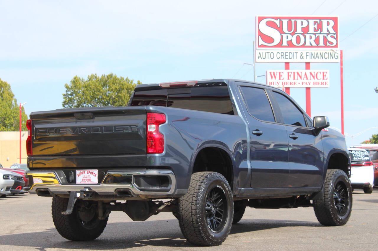 2020 Gray Chevrolet Silverado 1500 LT Crew Cab 4WD (3GCUYDED8LG) with an EcoTec3 5.3L V8 355hp 383ft. lbs. 5.3L V8 engine, Automatic 8-Speed transmission, located at 4301 NW 39th , Oklahoma City, OK, 73112, (405) 949-5600, 35.512135, -97.598671 - Hablamos espanol. SPEND SMART --- BUY FROM SUPER SPORTS. ALL PRICES, DOWN PAYMENTS, PAYMENTS, AND FINANCE TERMS ARE NEGOTIABLE AT THE TIME OF APPROVAL. WE WILL WORK WITH YOU TO FIT YOUR BUDGET. WE WILL EVEN LOWER AND ADJUST THE NUMBERS TO HELP MAKE THE VE HICLE MORE AFFORDABLE FOR YOU.- Photo#4