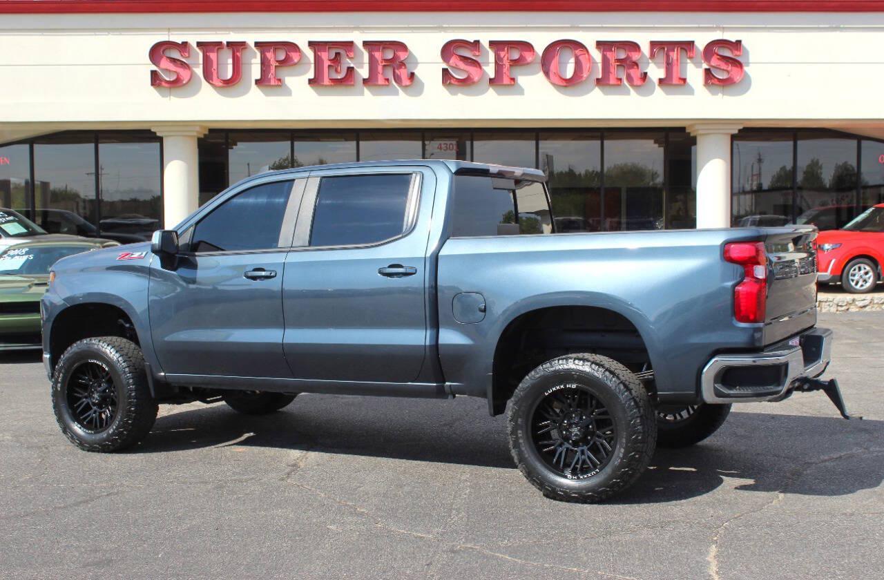2020 Gray Chevrolet Silverado 1500 LT Crew Cab 4WD (3GCUYDED8LG) with an EcoTec3 5.3L V8 355hp 383ft. lbs. 5.3L V8 engine, Automatic 8-Speed transmission, located at 4301 NW 39th , Oklahoma City, OK, 73112, (405) 949-5600, 35.512135, -97.598671 - Hablamos espanol. SPEND SMART --- BUY FROM SUPER SPORTS. ALL PRICES, DOWN PAYMENTS, PAYMENTS, AND FINANCE TERMS ARE NEGOTIABLE AT THE TIME OF APPROVAL. WE WILL WORK WITH YOU TO FIT YOUR BUDGET. WE WILL EVEN LOWER AND ADJUST THE NUMBERS TO HELP MAKE THE VE HICLE MORE AFFORDABLE FOR YOU.- Photo#5