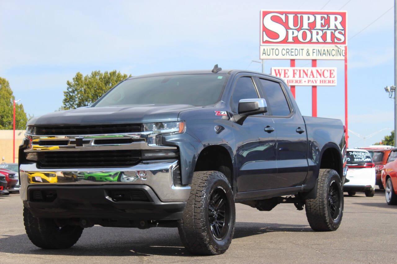 2020 Gray Chevrolet Silverado 1500 LT Crew Cab 4WD (3GCUYDED8LG) with an EcoTec3 5.3L V8 355hp 383ft. lbs. 5.3L V8 engine, Automatic 8-Speed transmission, located at 4301 NW 39th , Oklahoma City, OK, 73112, (405) 949-5600, 35.512135, -97.598671 - Hablamos espanol. SPEND SMART --- BUY FROM SUPER SPORTS. ALL PRICES, DOWN PAYMENTS, PAYMENTS, AND FINANCE TERMS ARE NEGOTIABLE AT THE TIME OF APPROVAL. WE WILL WORK WITH YOU TO FIT YOUR BUDGET. WE WILL EVEN LOWER AND ADJUST THE NUMBERS TO HELP MAKE THE VE HICLE MORE AFFORDABLE FOR YOU.- Photo#8