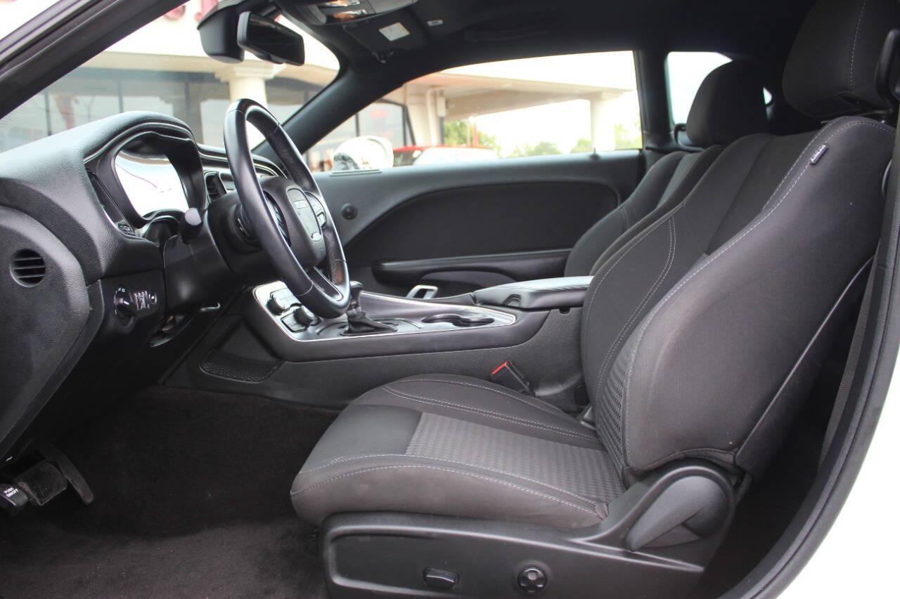 2018 White Dodge Challenger SXT (2C3CDZAGXJH) with an Pentastar 3.6L V6 305hp 268ft. lbs. 3.6L V6 engine, Automatic 8-Speed transmission, located at 4301 NW 39th , Oklahoma City, OK, 73112, (405) 949-5600, 35.512135, -97.598671 - Hablamos espanol. SPEND SMART --- BUY FROM SUPER SPORTS. ALL PRICES, DOWN PAYMENTS, PAYMENTS, AND FINANCE TERMS ARE NEGOTIABLE AT THE TIME OF APPROVAL. WE WILL WORK WITH YOU TO FIT YOUR BUDGET. WE WILL EVEN LOWER AND ADJUST THE NUMBERS TO HELP MAKE THE VEHICLE MORE AFFORDABLE FOR YOU.- Photo#11