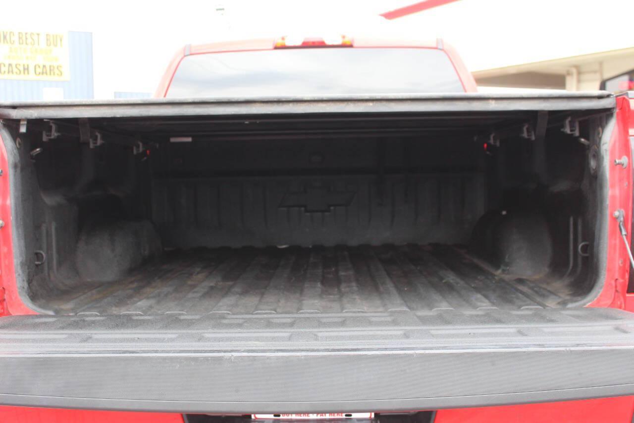 2017 Red Chevrolet Silverado 1500 LT Crew Cab 4WD (3GCUKREC4HG) with an EcoTec3 5.3L V8 355hp 383ft. lbs. 5.3L V8 engine, Automatic 6-Speed transmission, located at 4301 NW 39th , Oklahoma City, OK, 73112, (405) 949-5600, 35.512135, -97.598671 - Hablamos espanol. SPEND SMART --- BUY FROM SUPER SPORTS. ALL PRICES, DOWN PAYMENTS, PAYMENTS, AND FINANCE TERMS ARE NEGOTIABLE AT THE TIME OF APPROVAL. WE WILL WORK WITH YOU TO FIT YOUR BUDGET. WE WILL EVEN LOWER AND ADJUST THE NUMBERS TO HELP MAKE THE VE HICLE MORE AFFORDABLE FOR YOU.- Photo#12