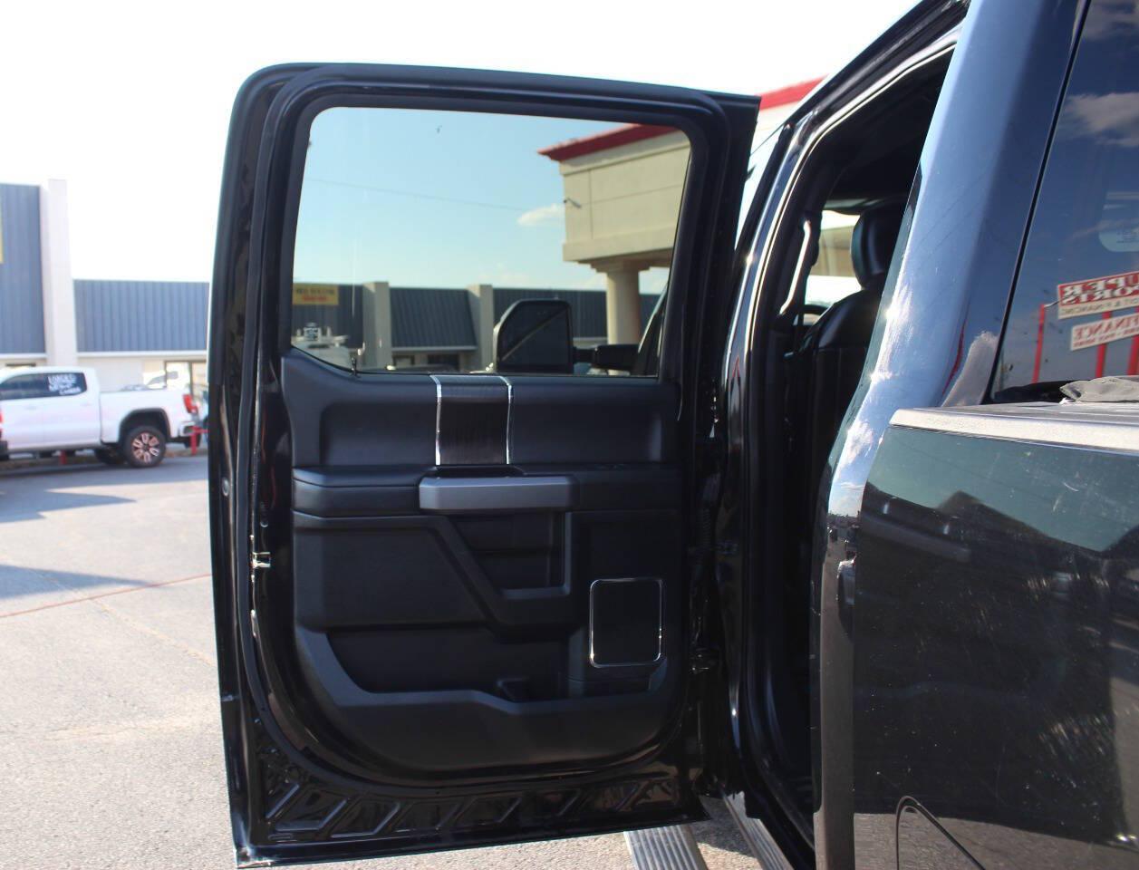 2018 Black Ford F-250 Super Duty King Ranch Crew Cab Long Bed 4WD (1FT7W2BT1JE) with an Power Stroke 6.7L Biodiesel Turbo V8 450hp 935ft. lbs. 6.7L V8 engine, Automatic 6-Speed transmission, located at 4301 NW 39th , Oklahoma City, OK, 73112, (405) 949-5600, 35.512135, -97.598671 - Hablamos espanol. SPEND SMART --- BUY FROM SUPER SPORTS. ALL PRICES, DOWN PAYMENTS, PAYMENTS, AND FINANCE TERMS ARE NEGOTIABLE AT THE TIME OF APPROVAL. WE WILL WORK WITH YOU TO FIT YOUR BUDGET. WE WILL EVEN LOWER AND ADJUST THE NUMBERS TO HELP MAKE THE VE HICLE MORE AFFORDABLE FOR YOU.- Photo#17